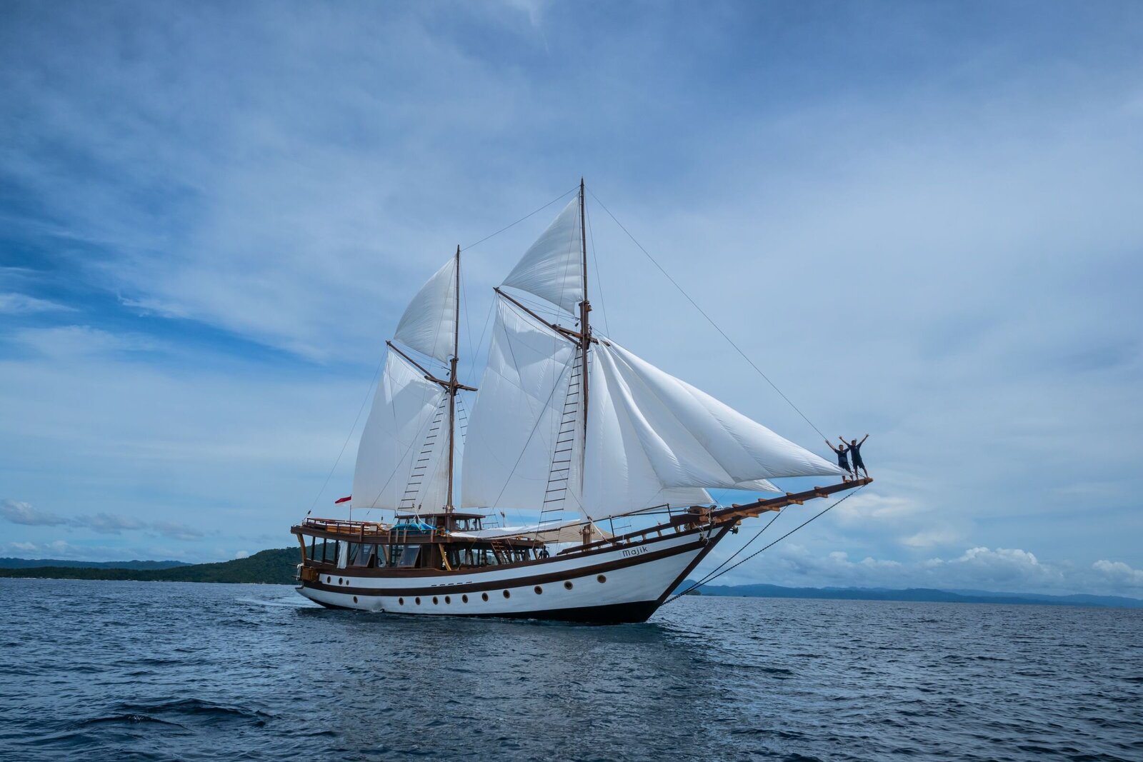 102 Sailing yacht MAJIK.jpg