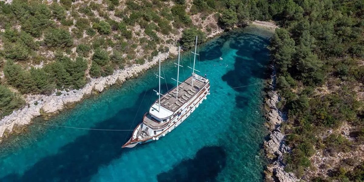 102 Superyacht ALMISSA.jpg