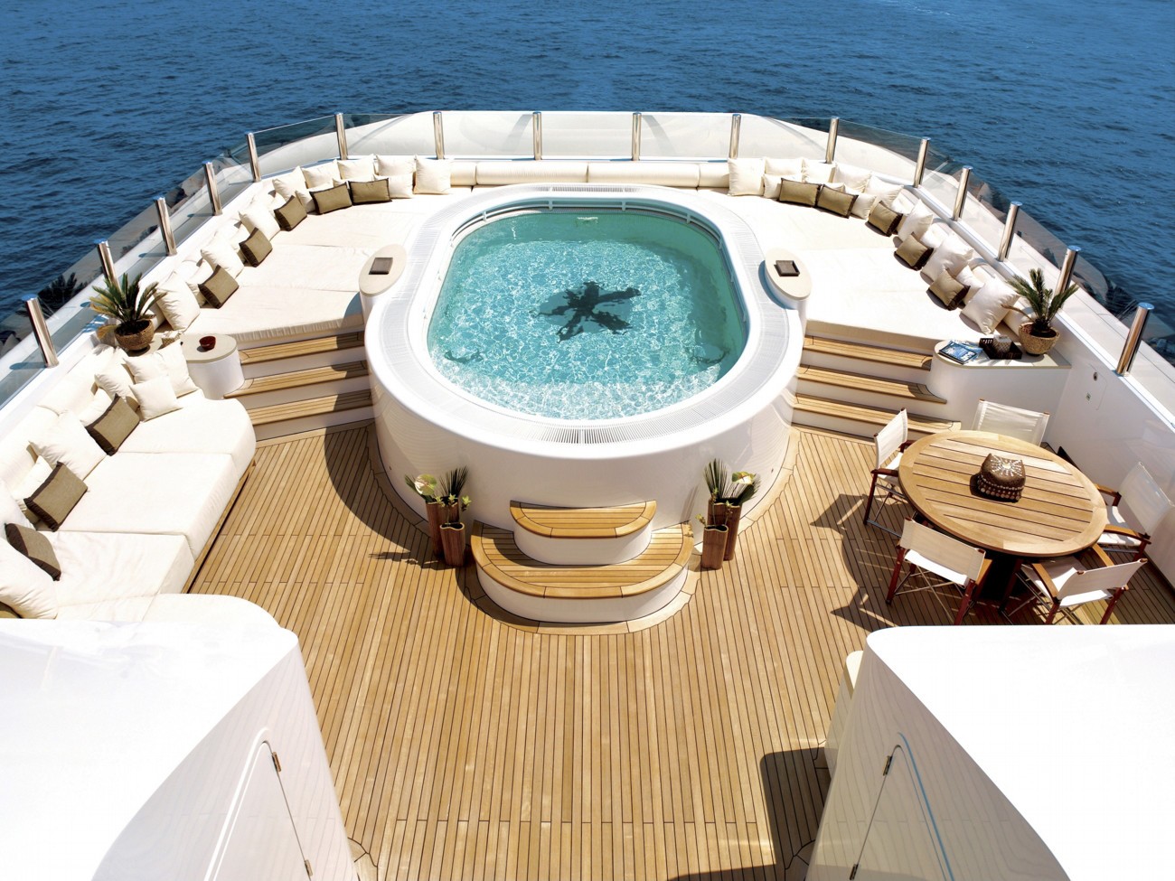 103 Deck jacuzzi.jpg