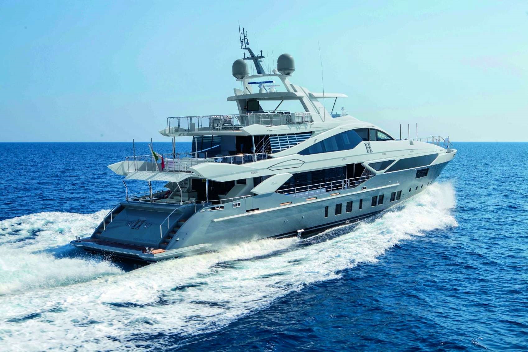 103 Motor yacht H.jpg