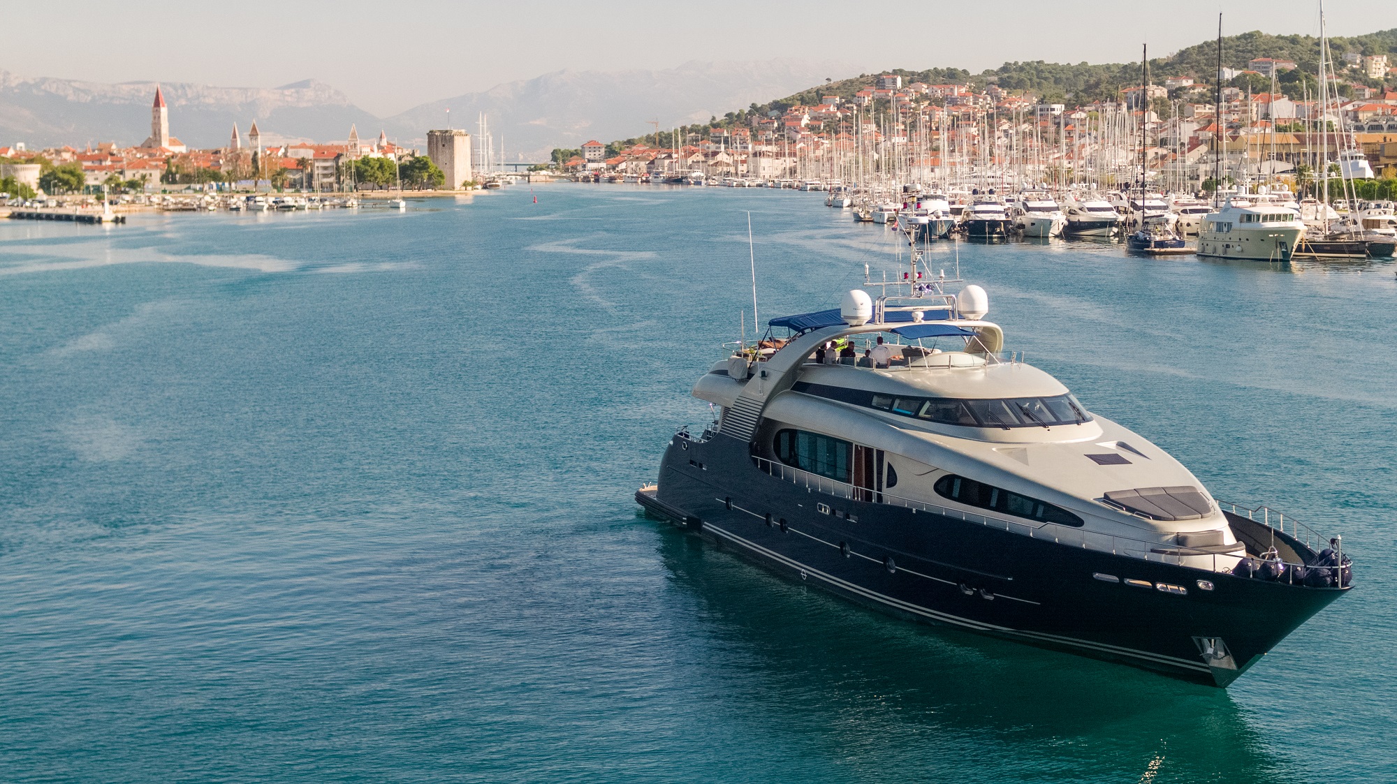 103 Motor yacht ONE BLUE.jpg
