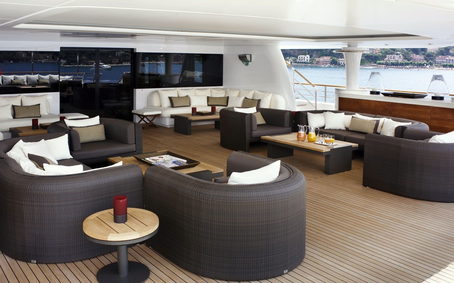 104 Deck lounge.jpg