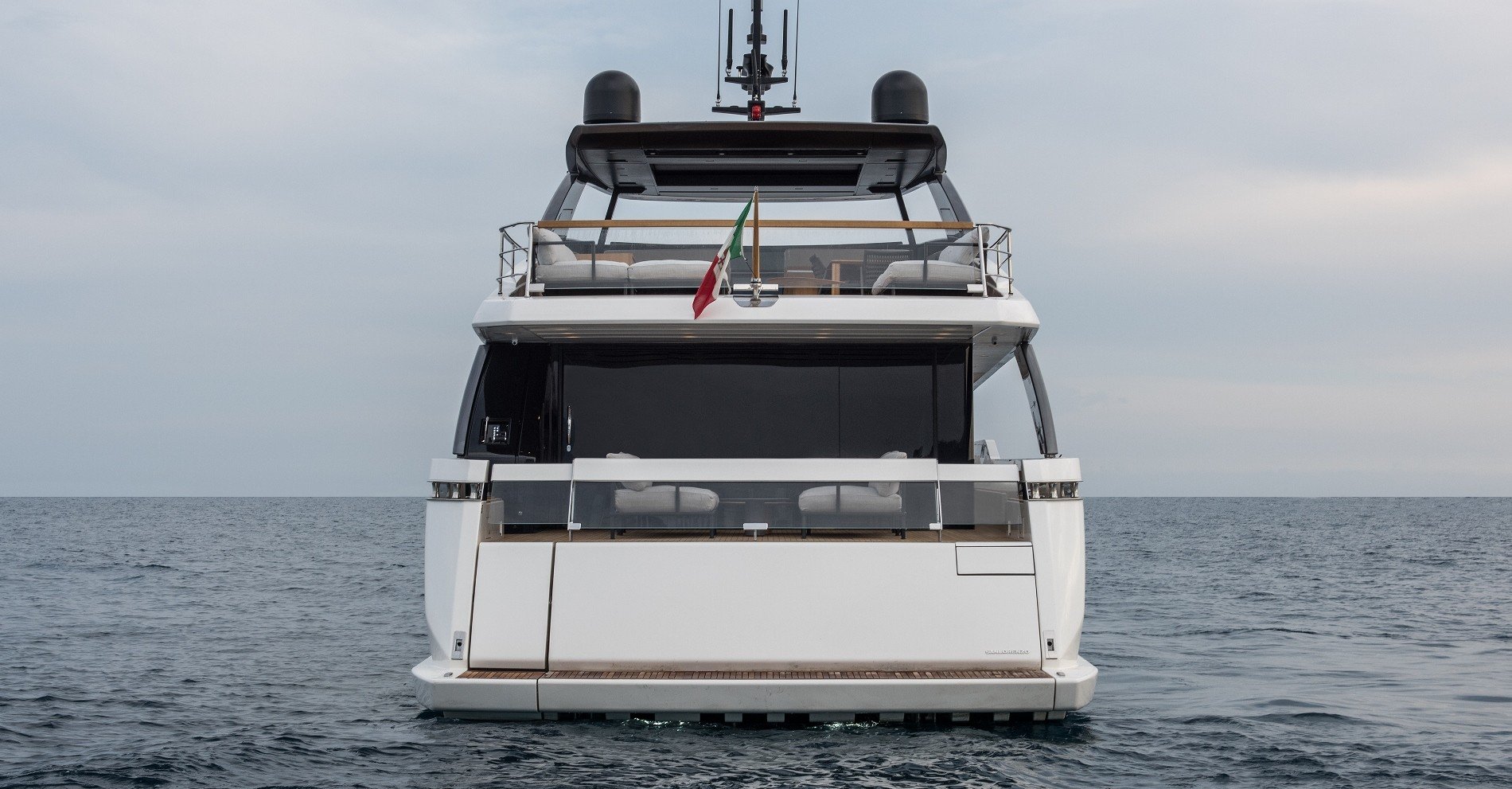 104 Stern view of motor yacht CATCH ME (sistership).jpg