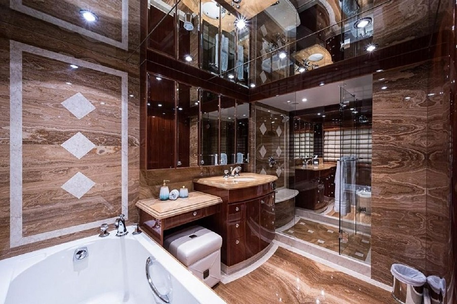 11. King Master Ensuite.jpg