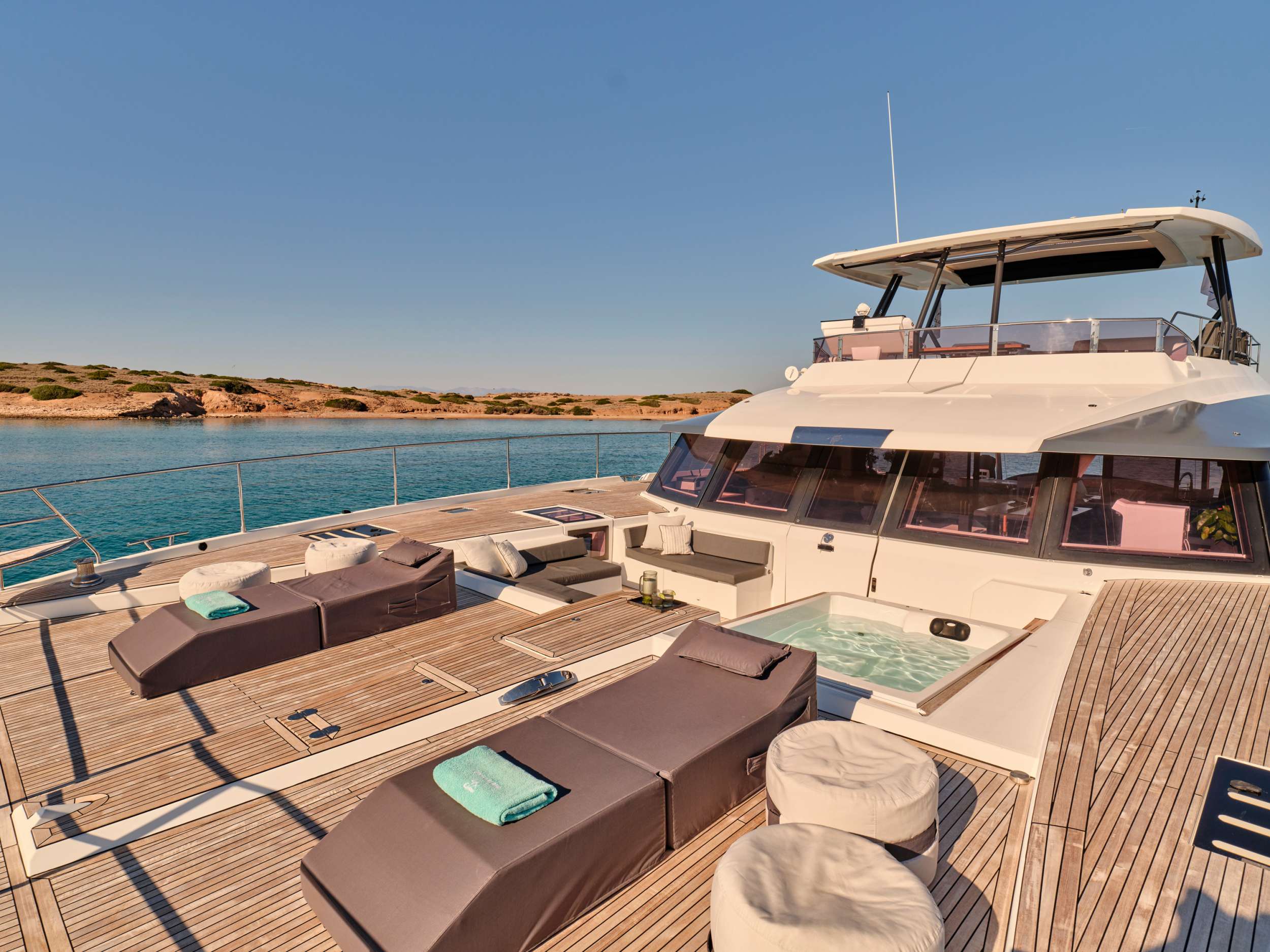 2.0 Foredeck lounge and jacuzzi.jpg