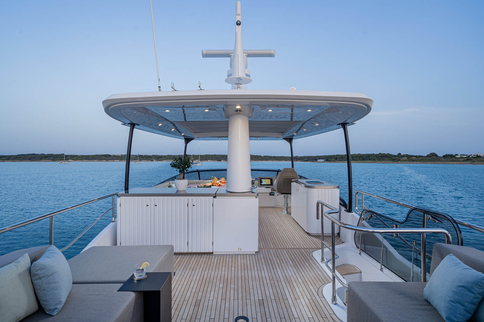 2.0a Spacious flybridge.jpg