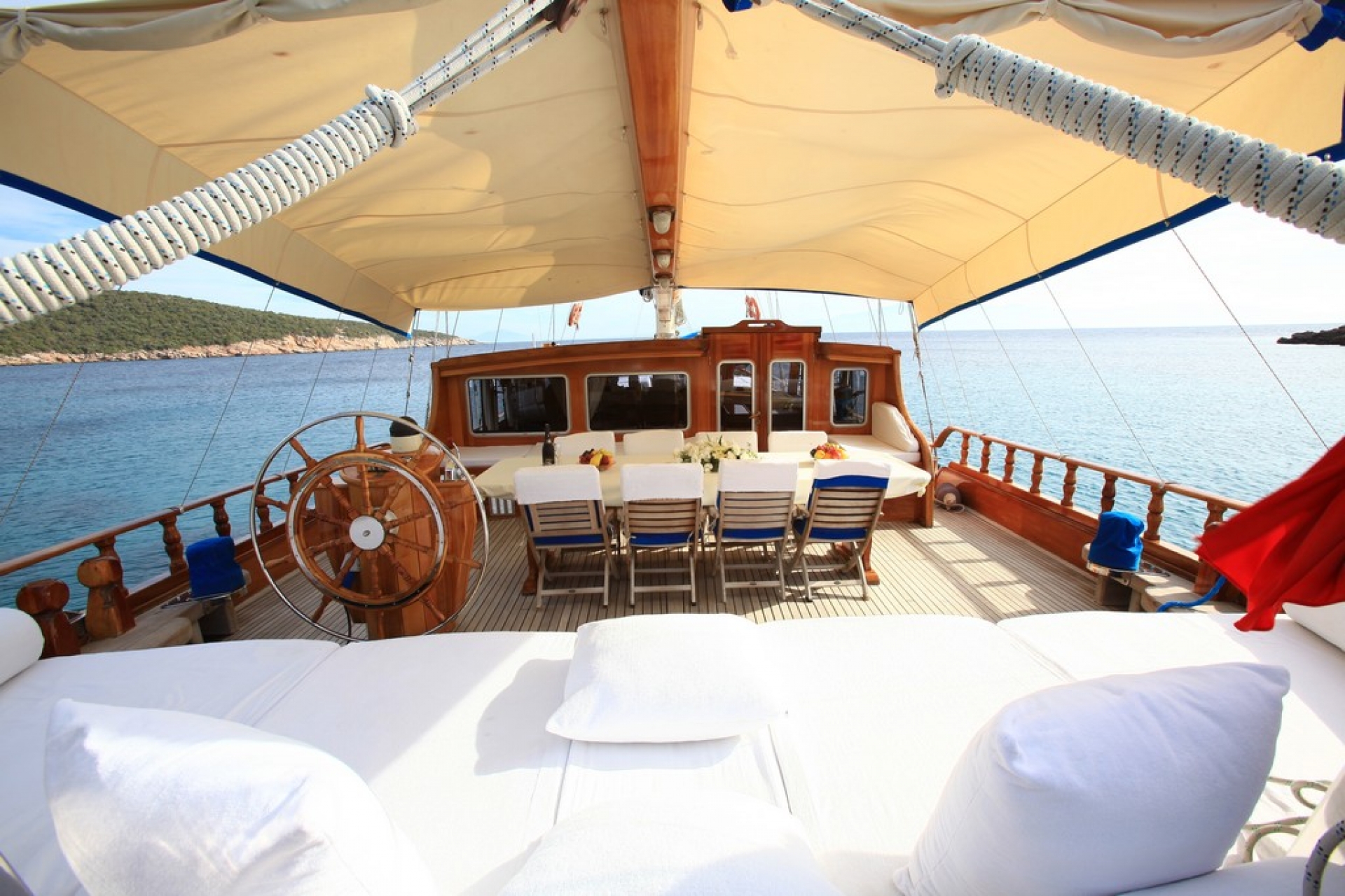 2.1 Aft deck dining.jpg