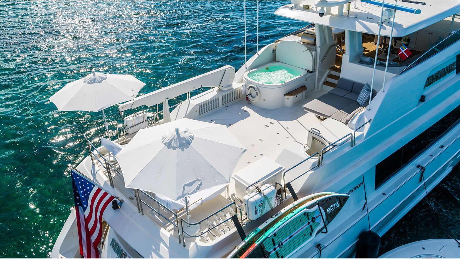 2.1 Aft flybridge with jacuzzi.jpg