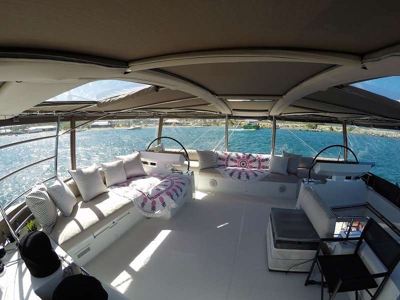 2.1 Flybridge and helm station.jpg
