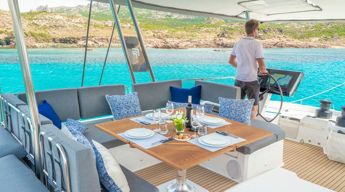 2.1 Flybridge dining and helm.jpg