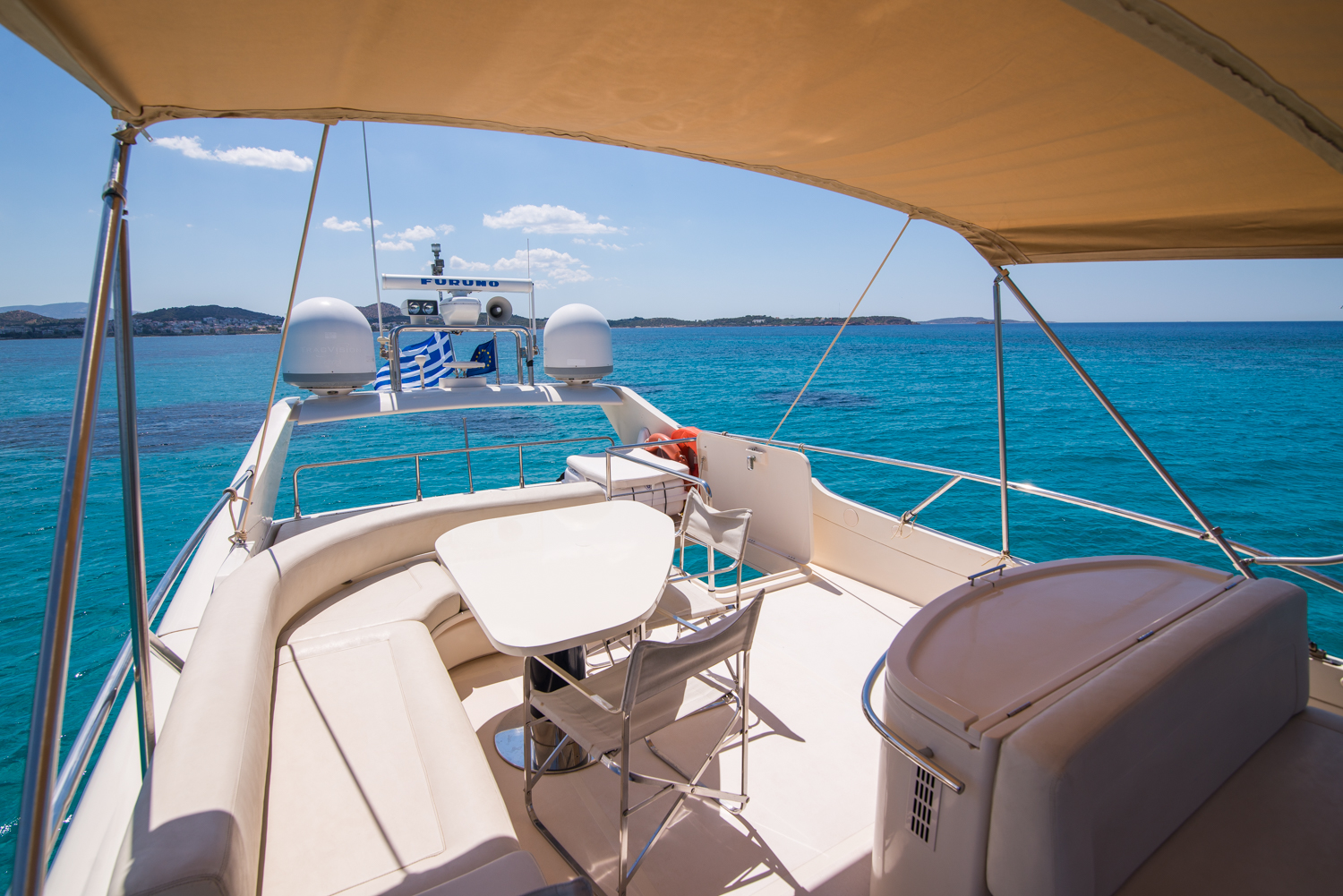 2.1 Flybridge with sunshade.jpg
