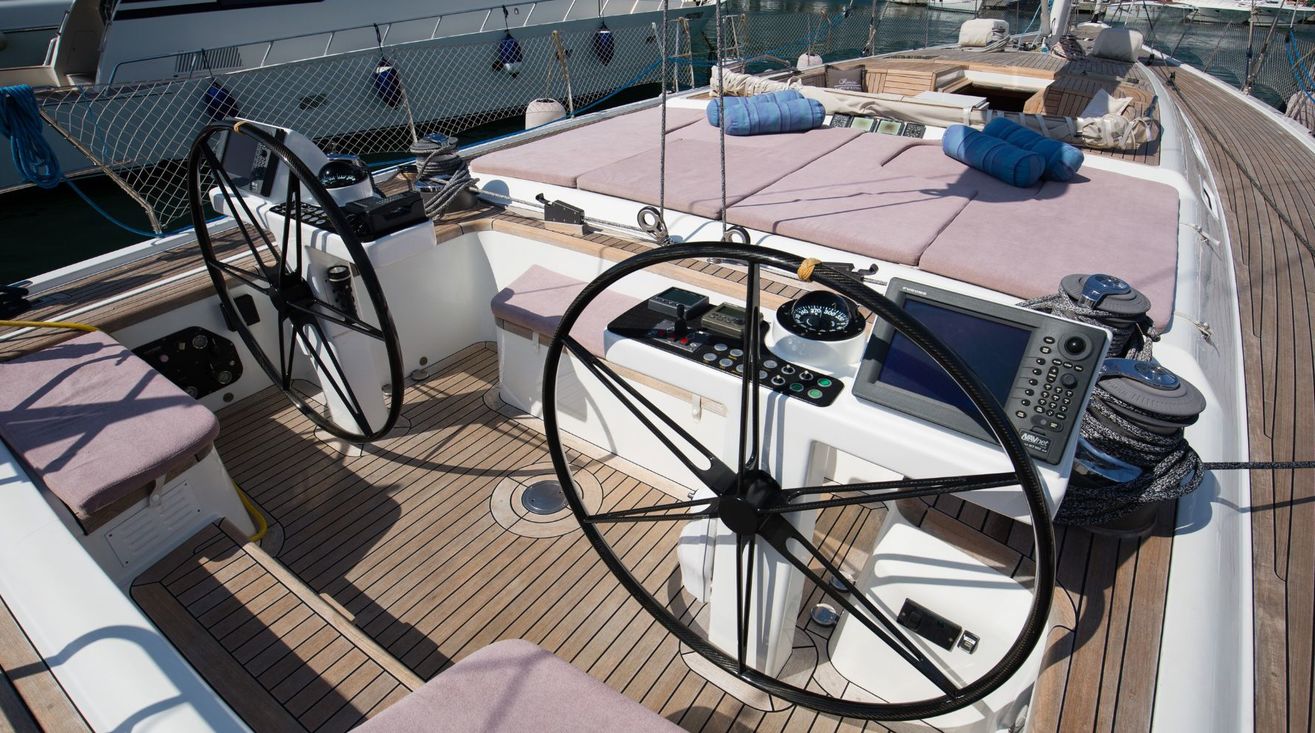 2.1 On deck helm controls.jpg