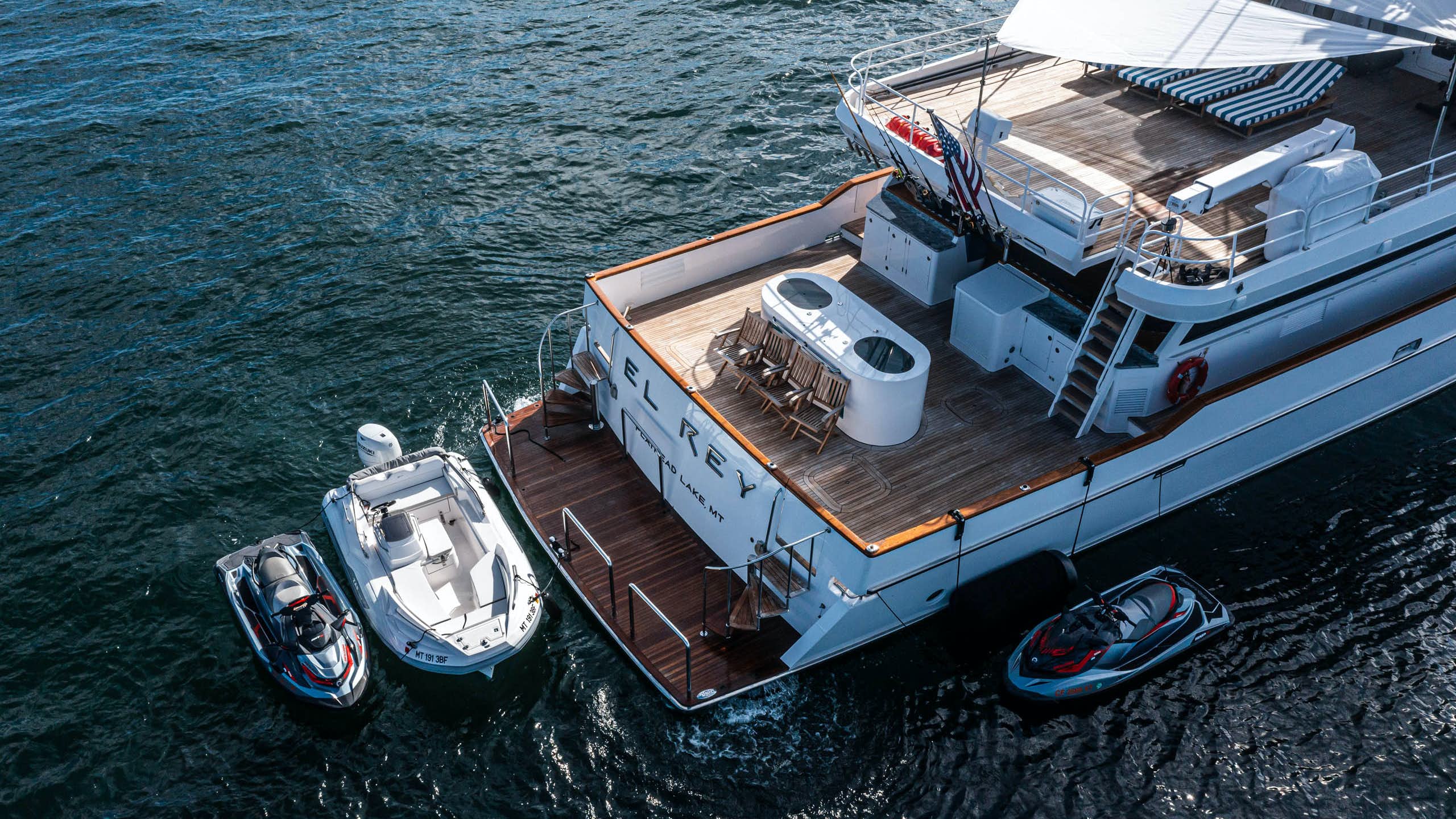 2.1 Sociable upper deck and main deck aft.jpg
