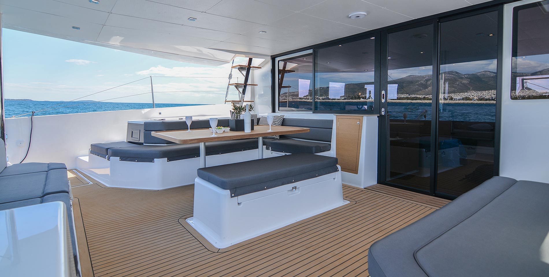2.1 Spacious aft deck.jpg