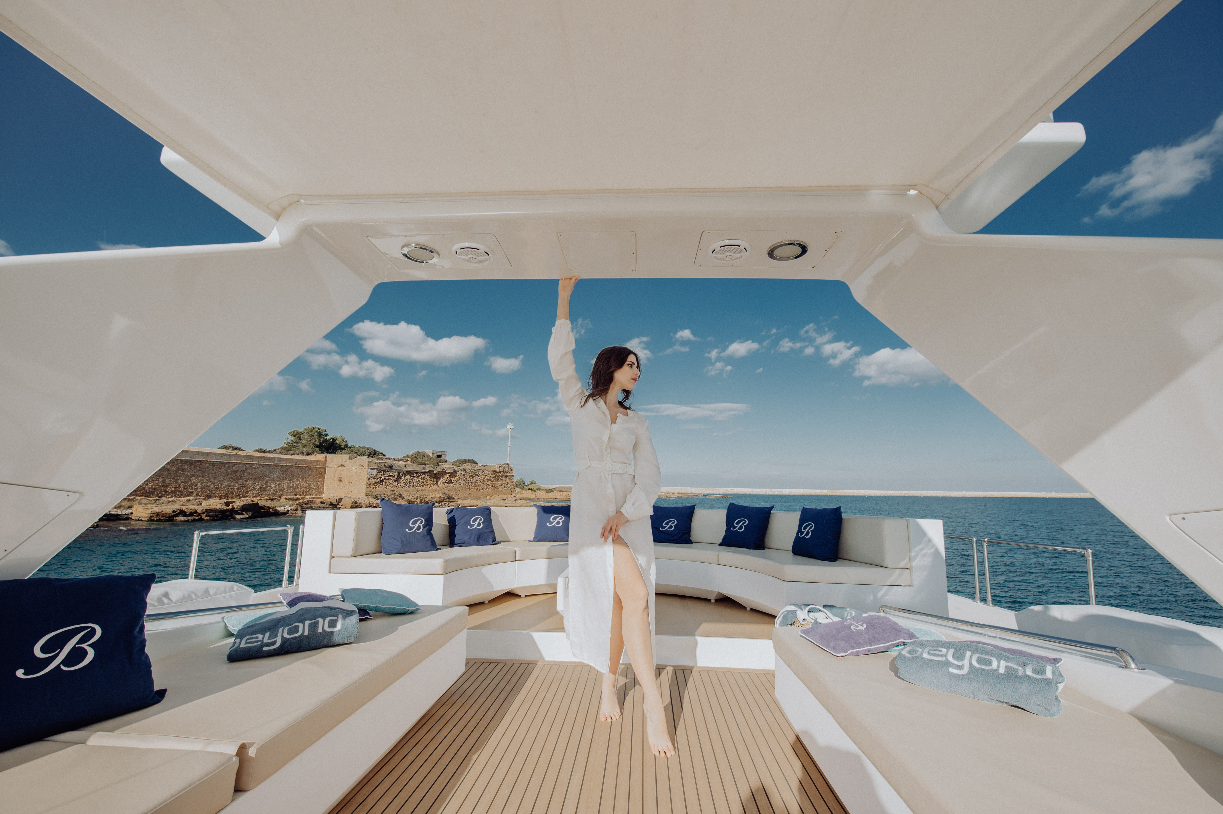 2.1 Spacious flybridge.jpg