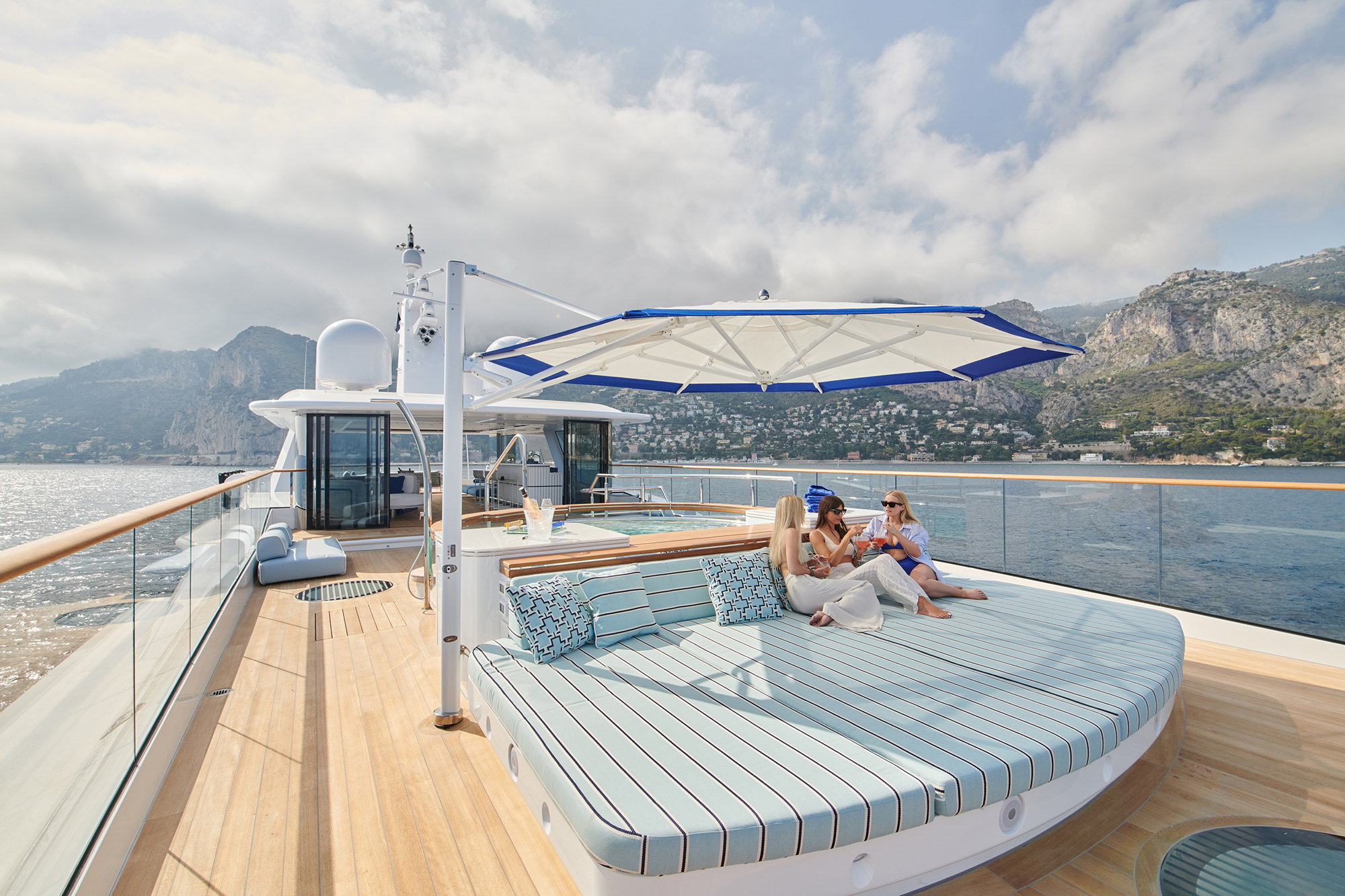 2.1 Spacious sun deck with spa pool.jpg