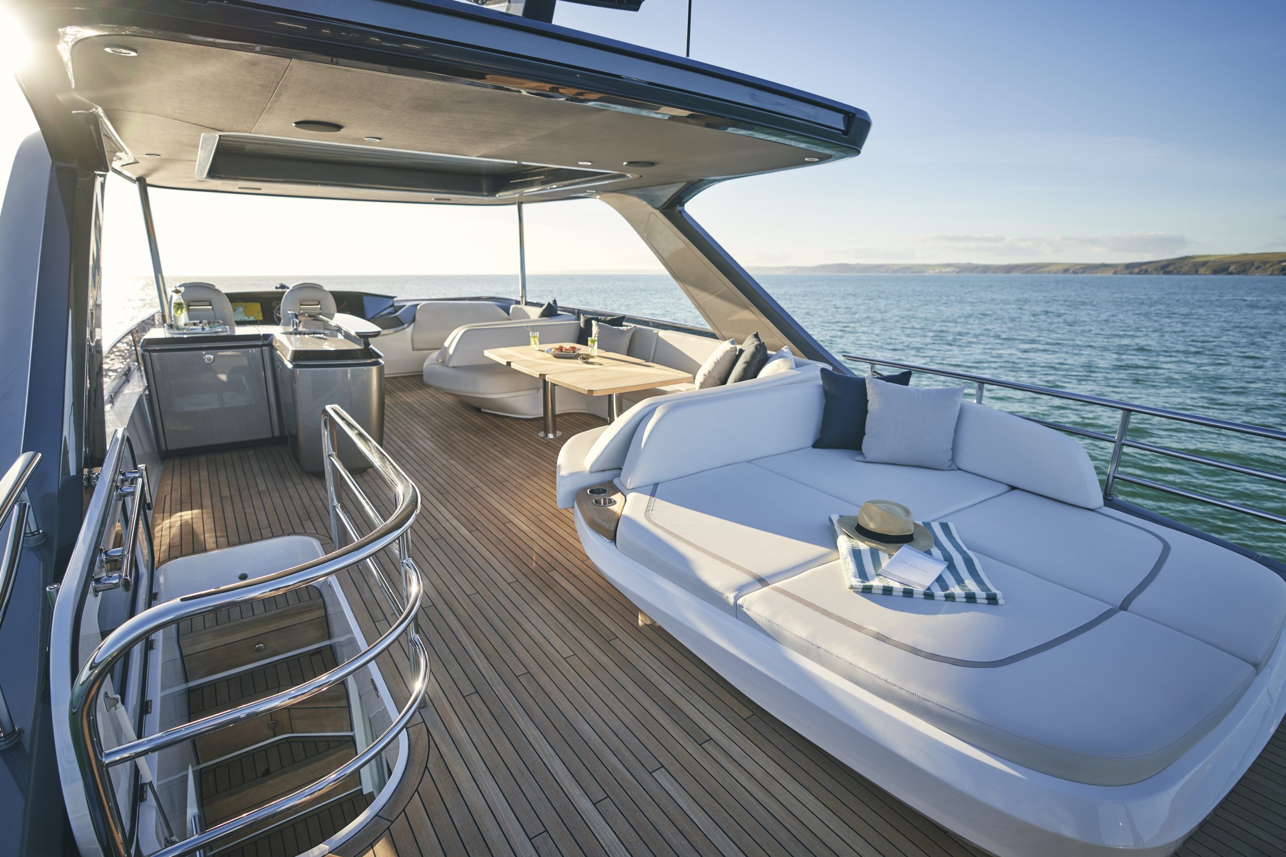 2.1 Substantial flybridge deck.jpg