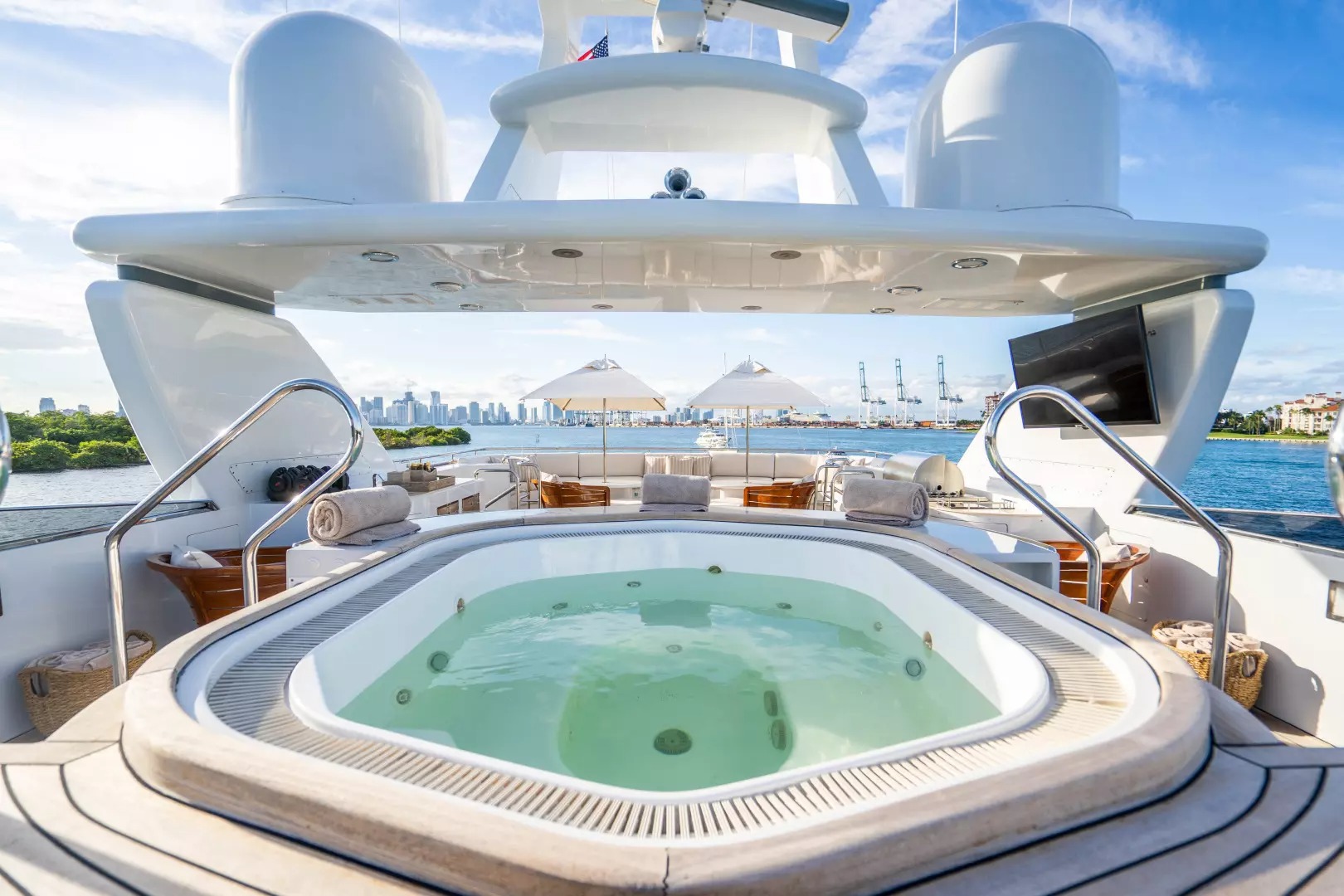 2.1 Sun deck jacuzzi.jpg