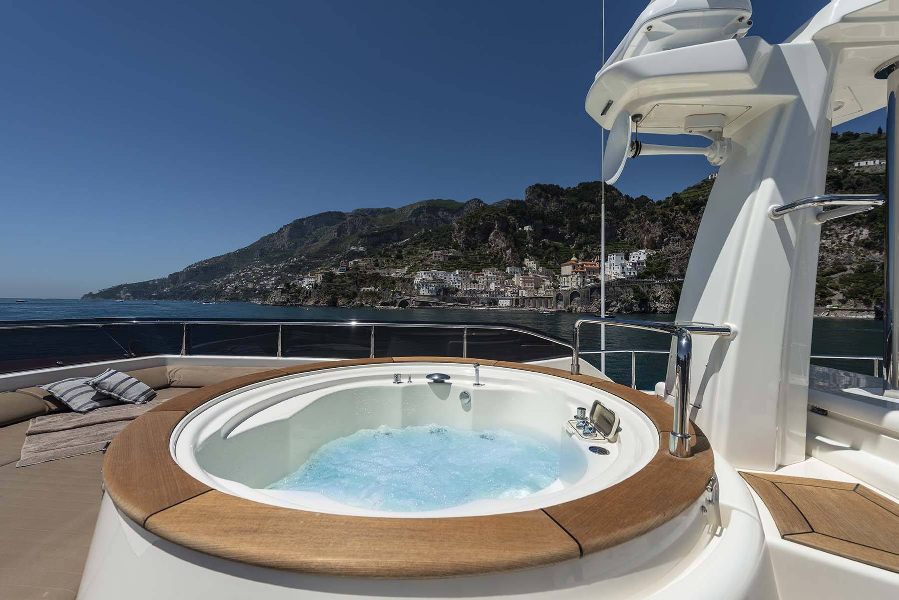 2.1 Sundeck jacuzzi.jpg