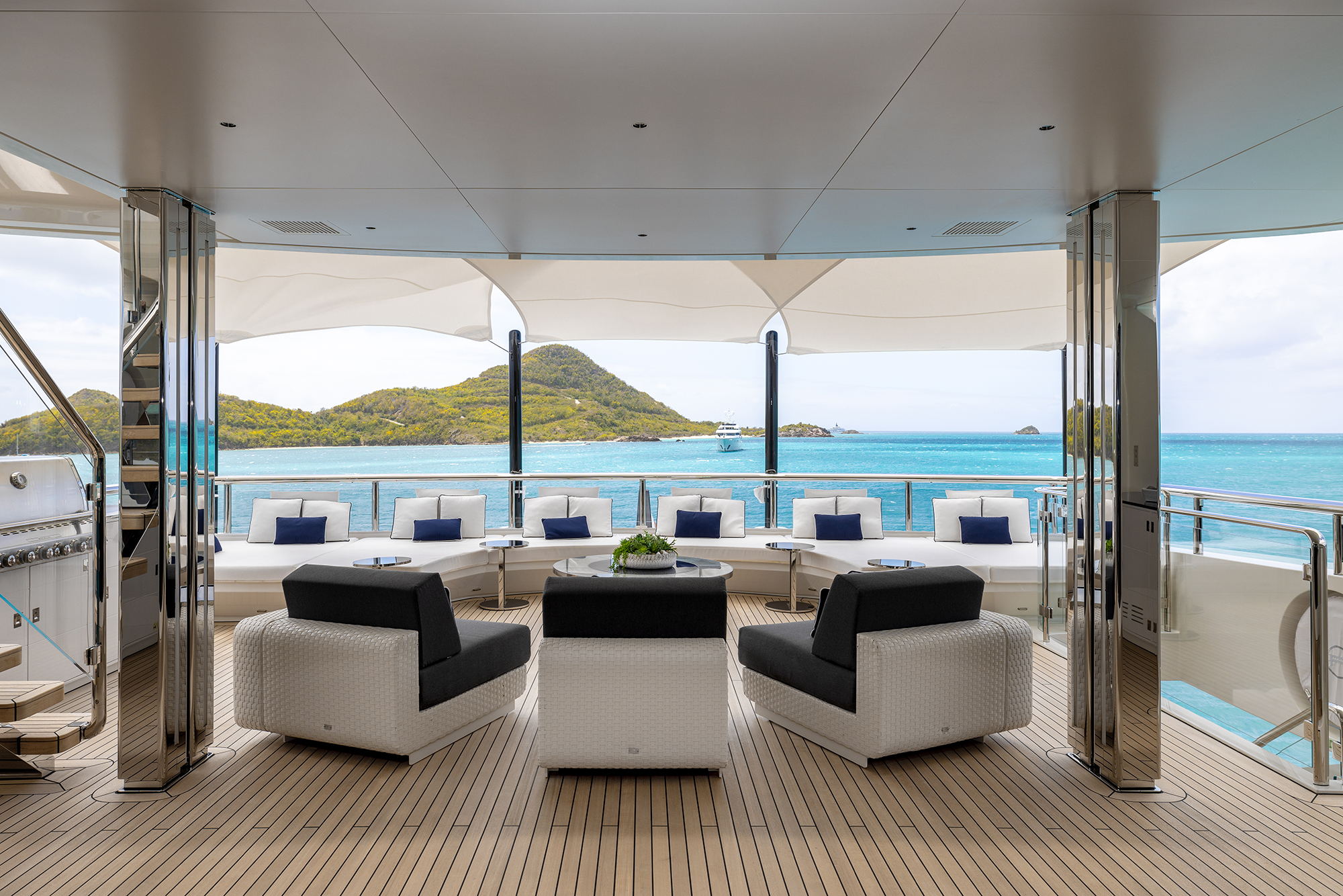 2.1 Sundeck view aft.jpg