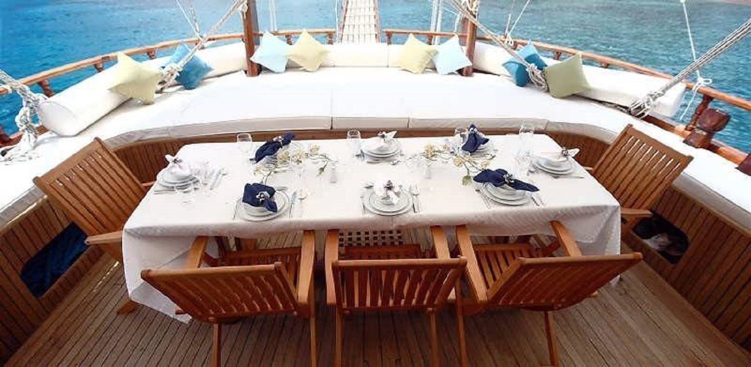 2.2 Aft deck dining.jpg