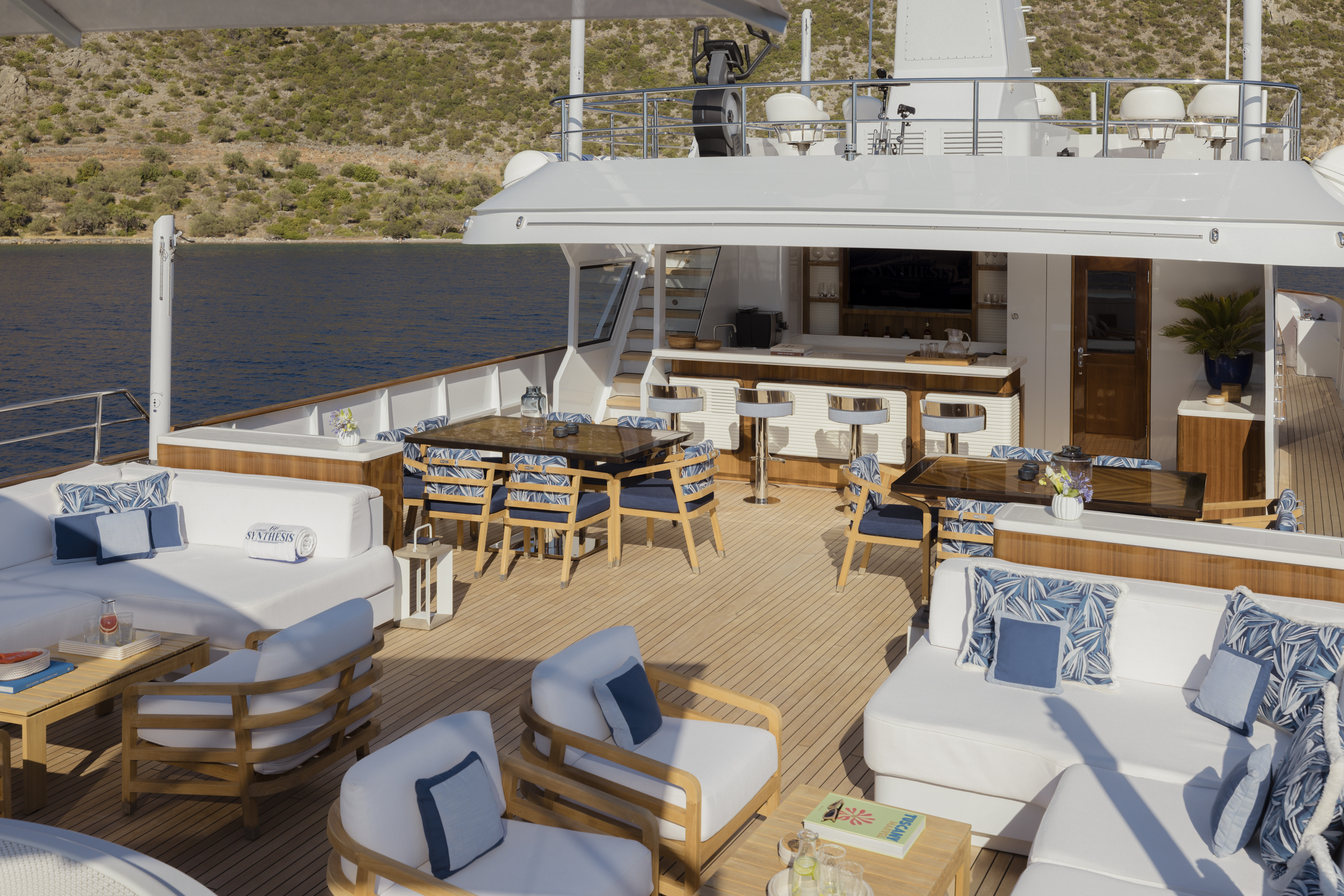2.2 Bridge deck lounge and dining room with bar.jpg