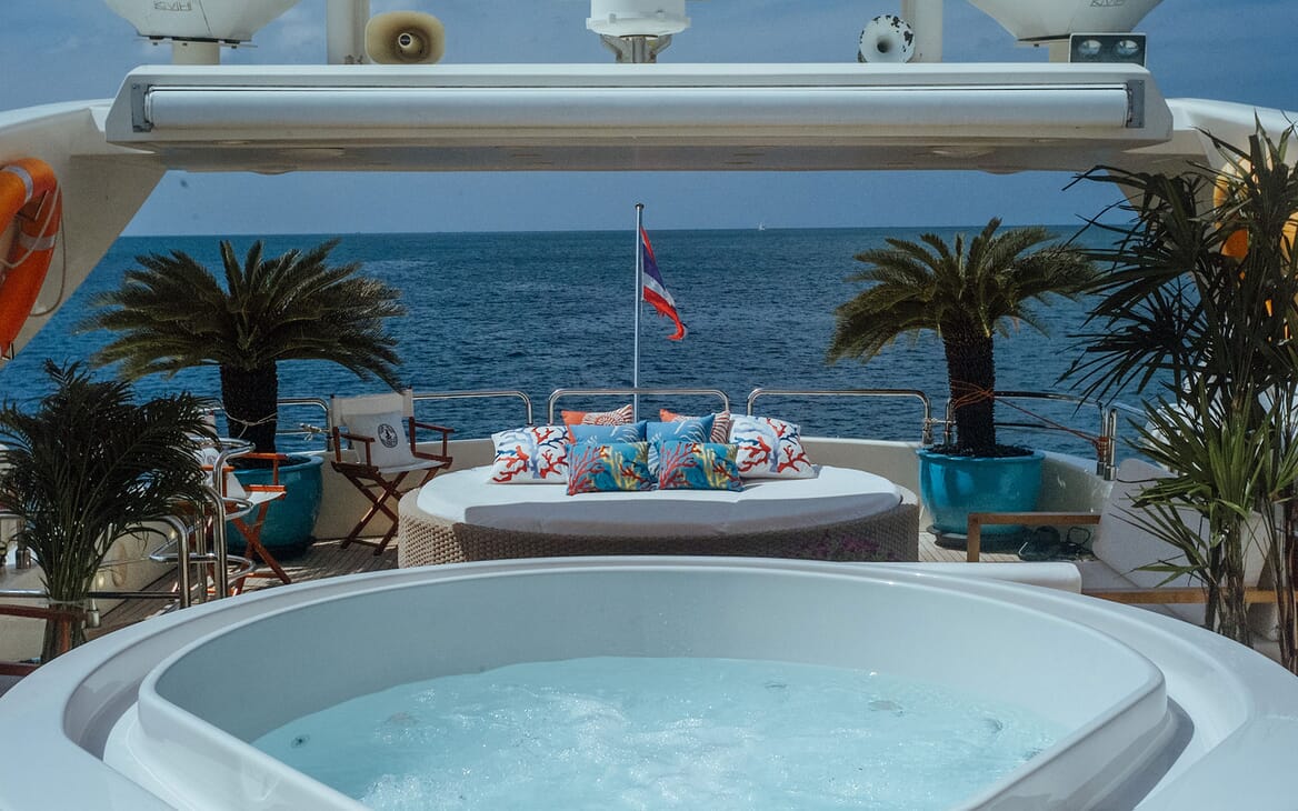 2.2 Flybridge jacuzzi.jpg
