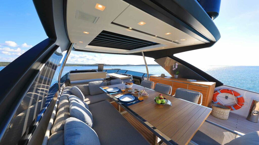 2.2 Flybridge sun deck.jpg