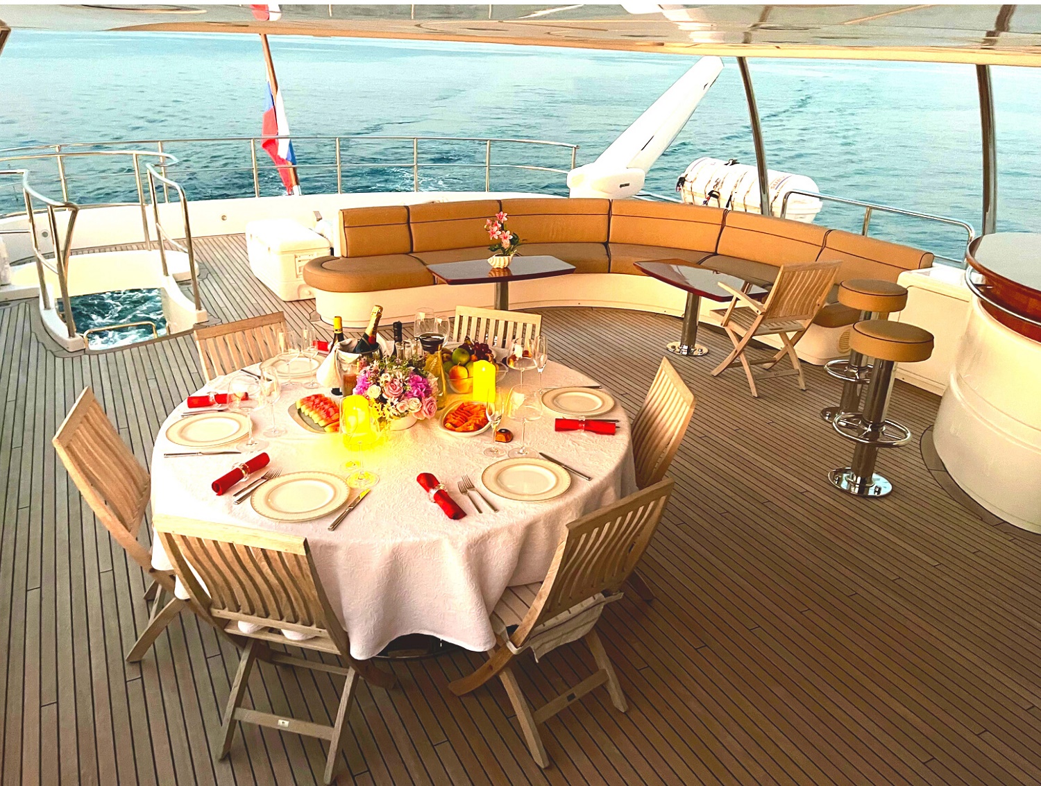 2.2 Flybridige dining and relaxing sofas.jpg