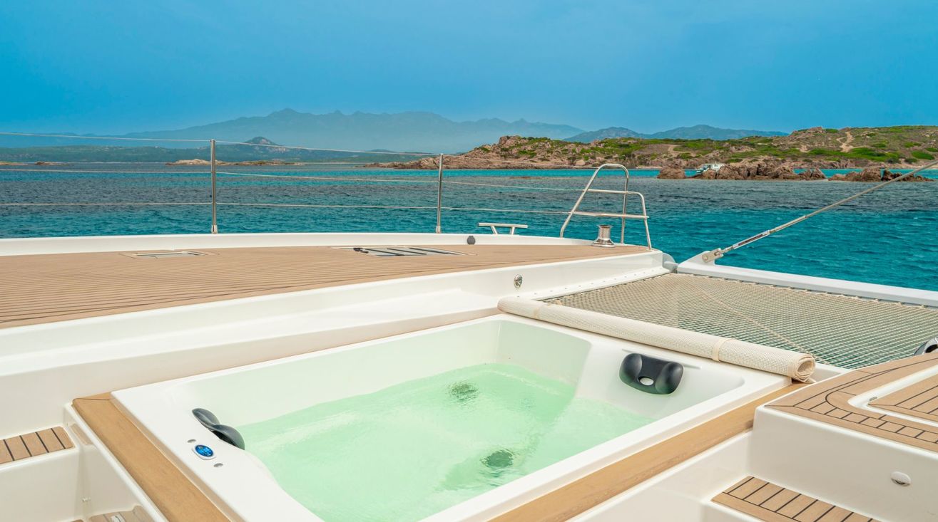 2.2 Foredeck jacuzzi.jpg