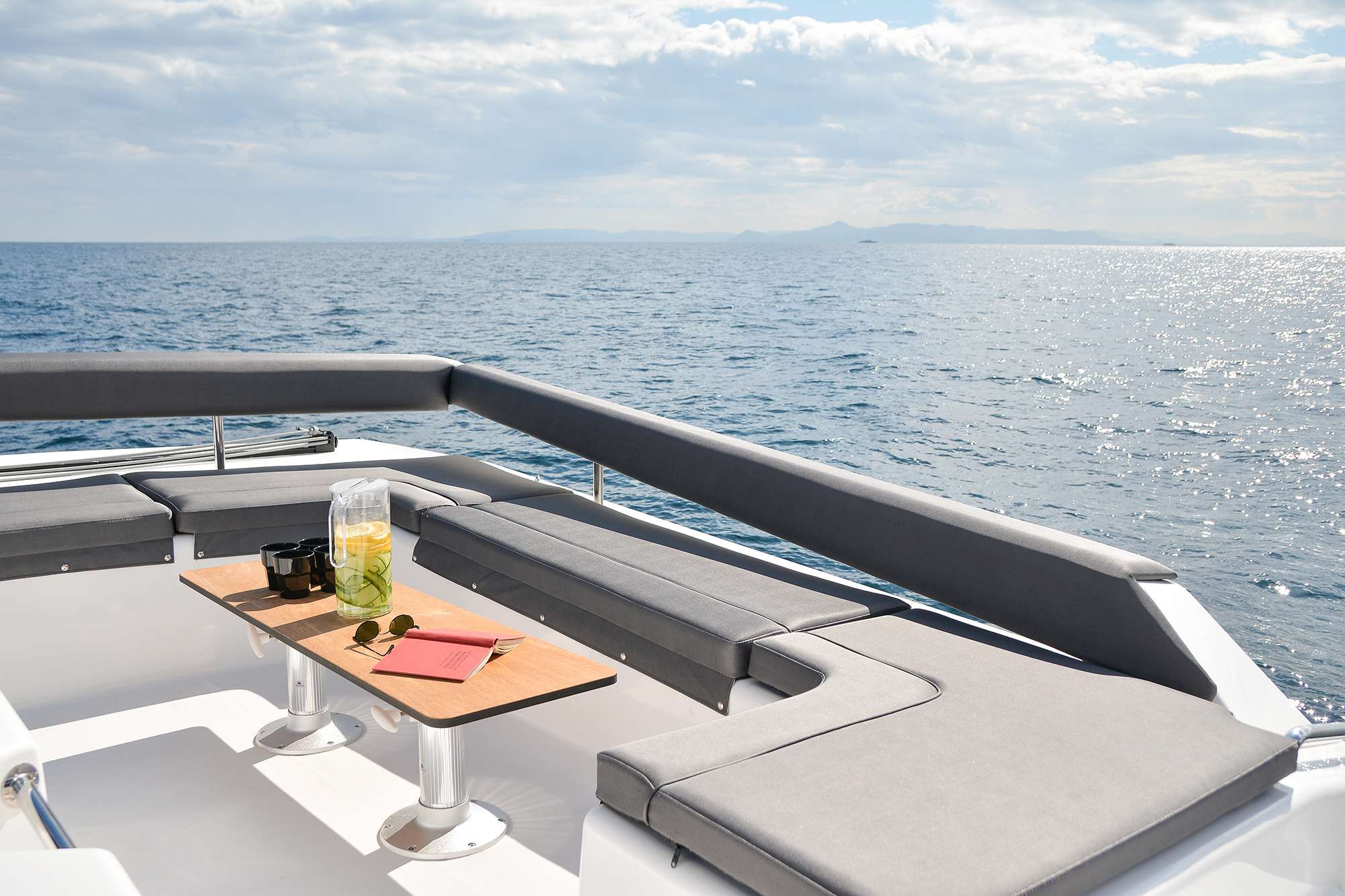 2.2 Stylish flybridge.jpg
