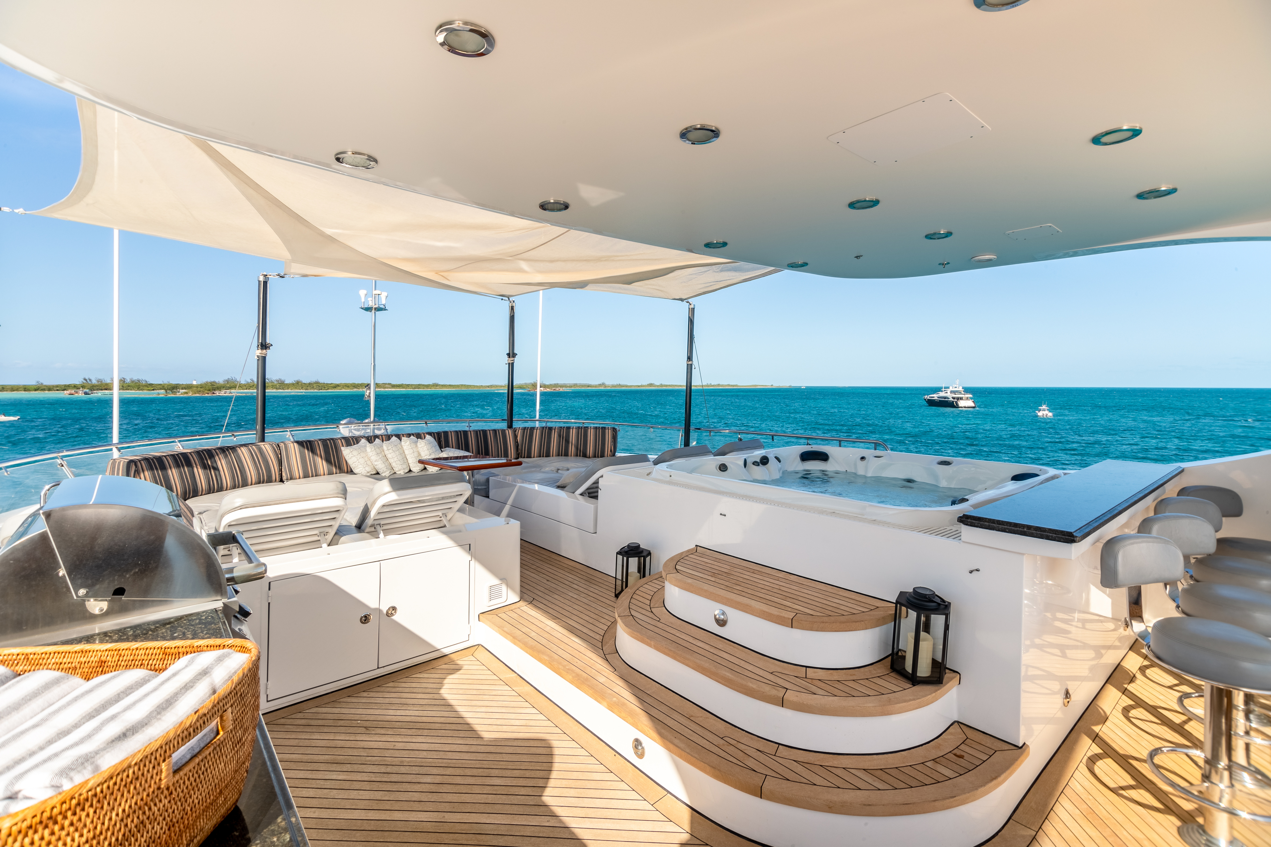 2.2 Sun deck jacuzzi.jpg
