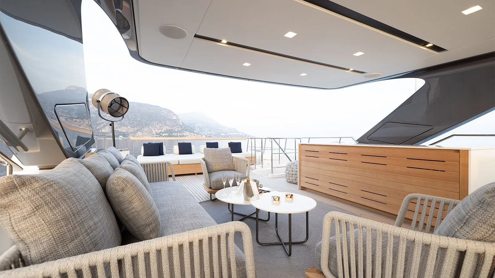2.2 Sun deck lounge and bar.jpg