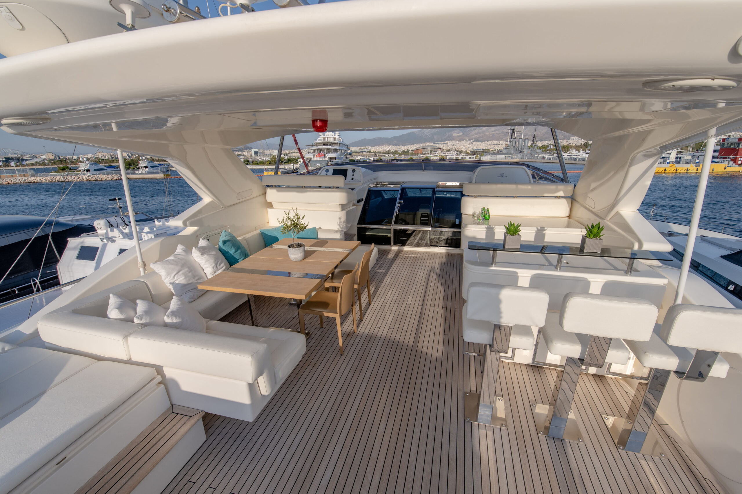 2.2 Sun deck with bar, dining table and helm station.jpg