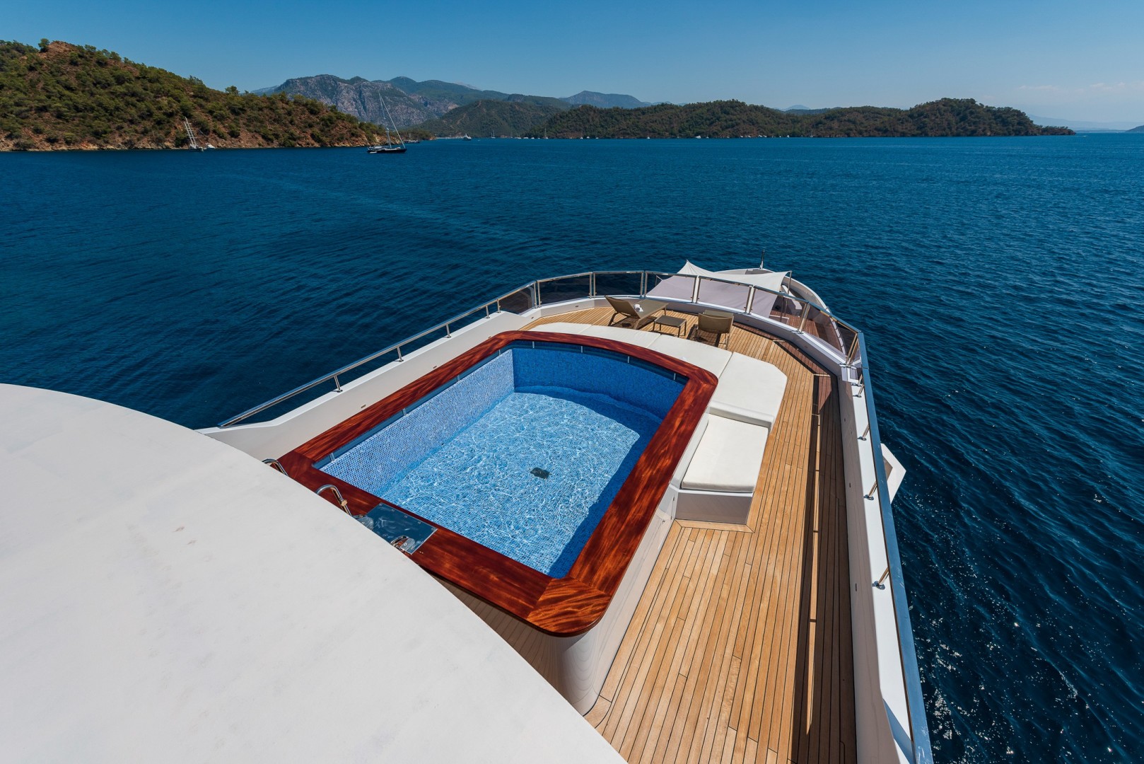 2.2 Sundeck jacuzzi.jpg