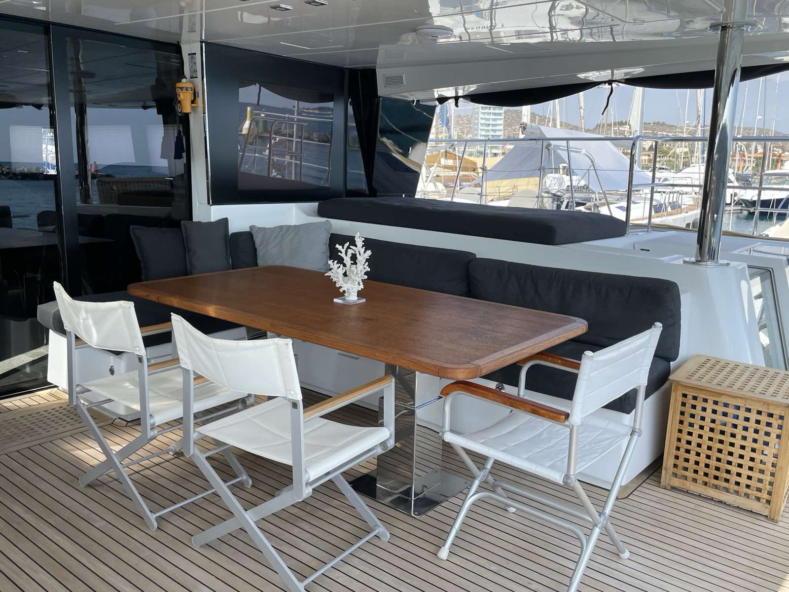 2.3 Aft deck flexible dining space.jpg