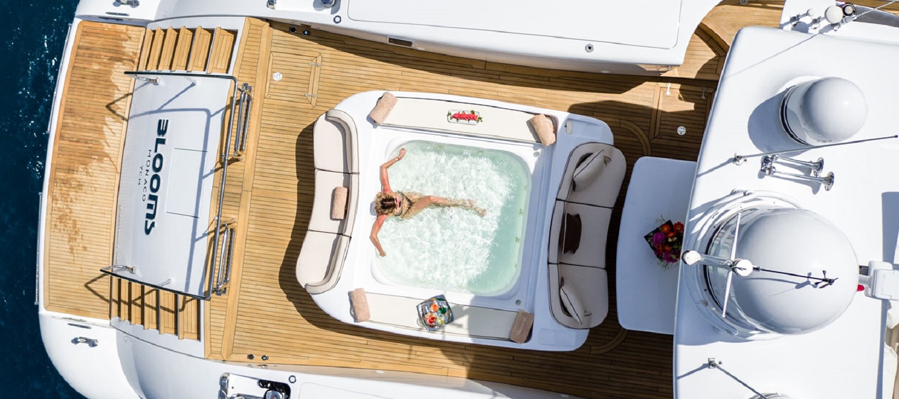 2.3 Deck jacuzzi.jpg