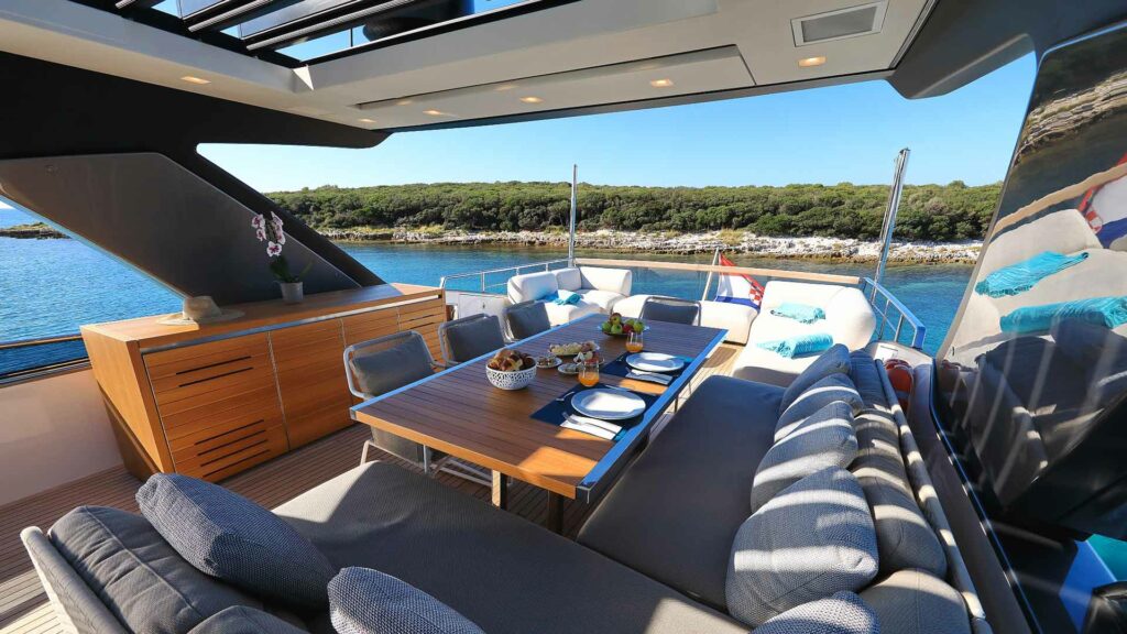 2.3 Flybridge dining and lounge.jpg