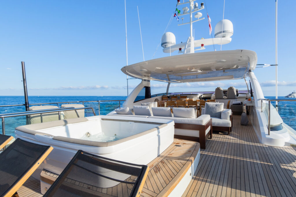 2.3 Flybridge jacuzzi.jpg
