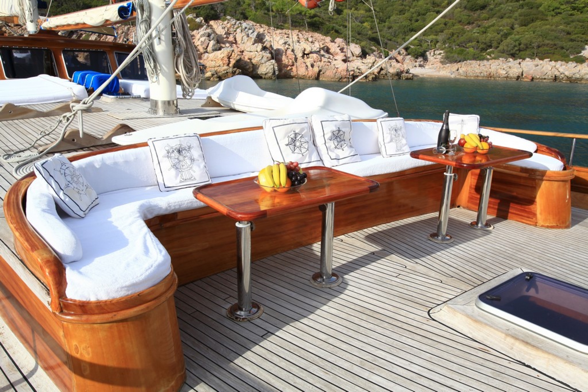 2.3 Foredeck casual seating.jpg
