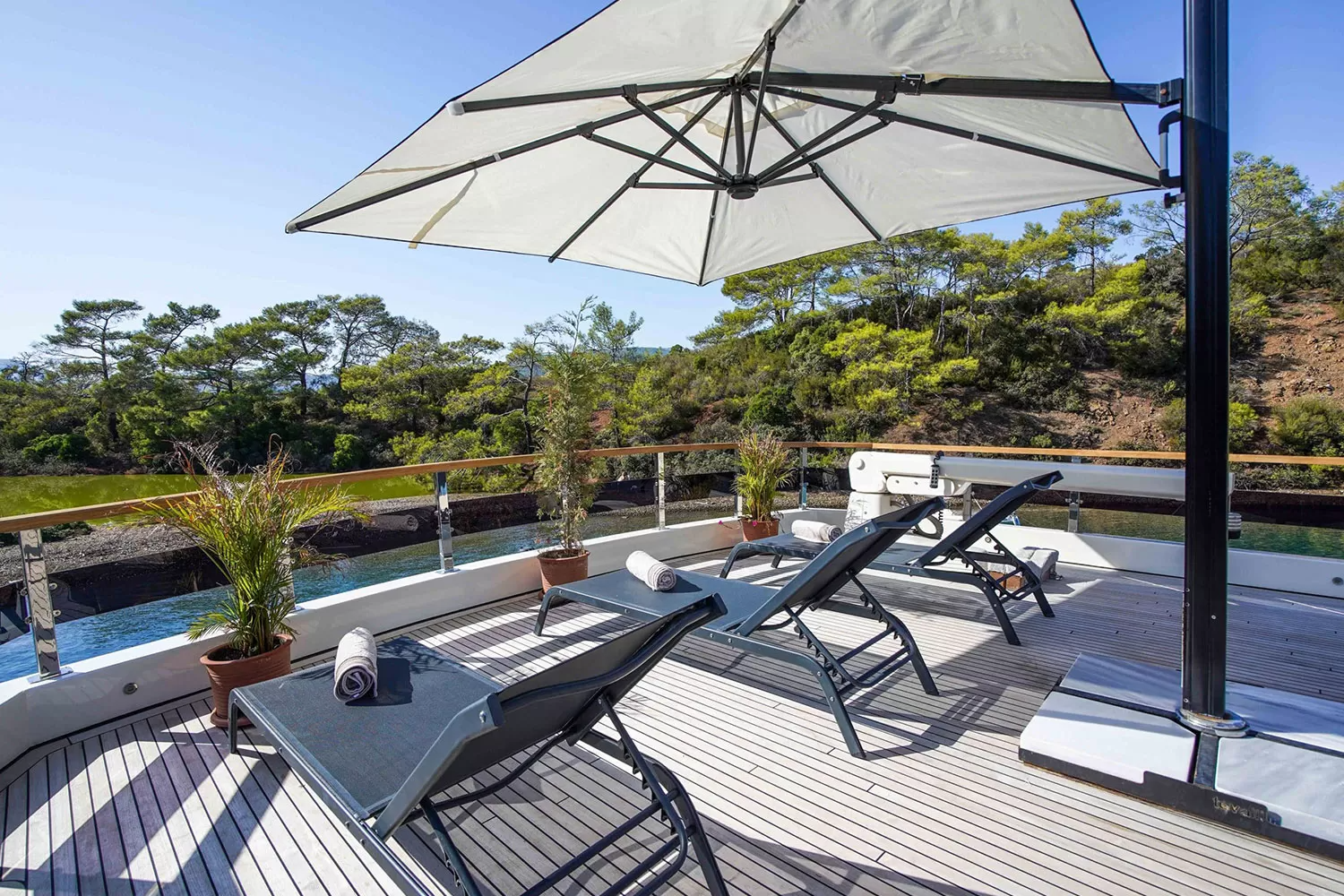 2.3 Sun deck loungers.png