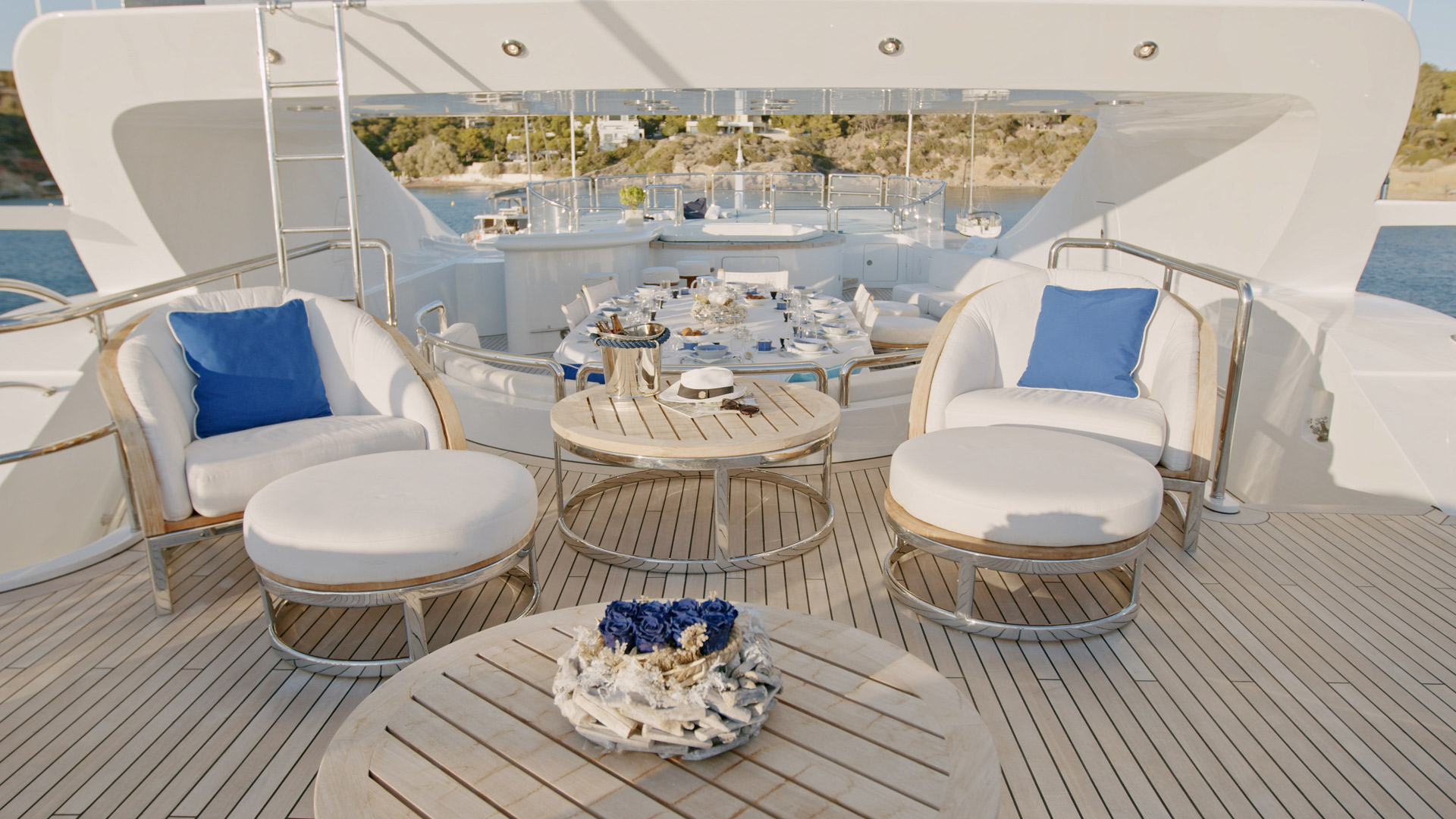 2.3 Sundeck view aft.jpg