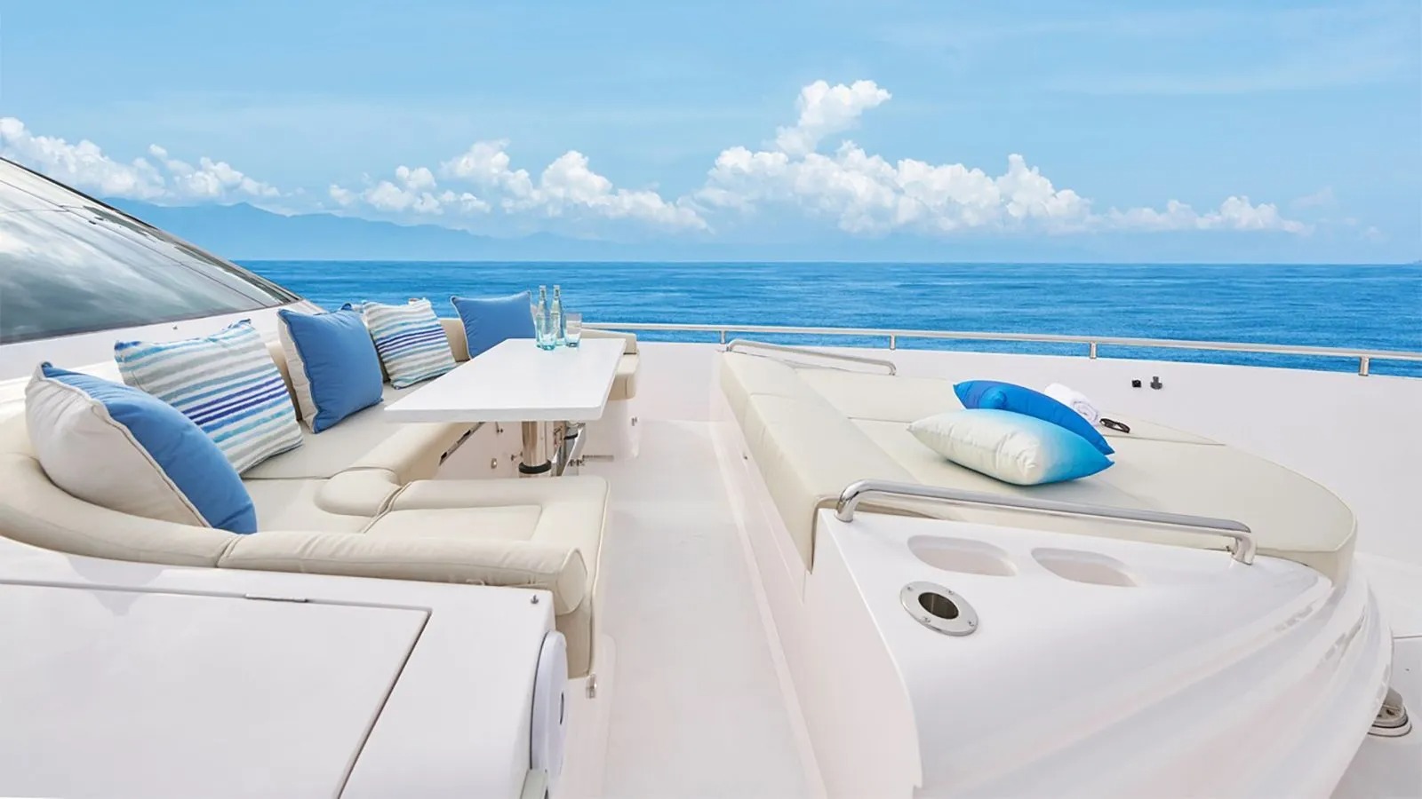 2.3. Foredeck luxury.jpg