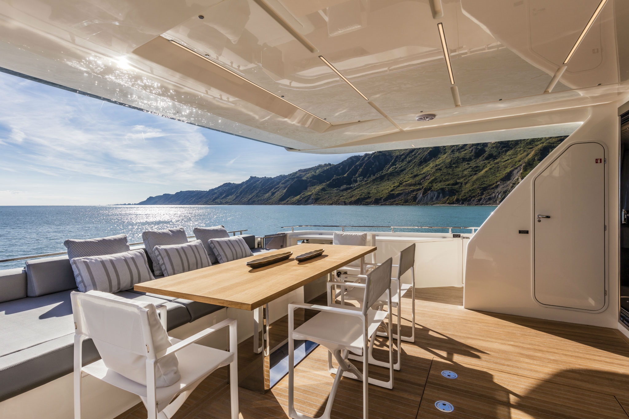2.4 Aft deck dining.jpg