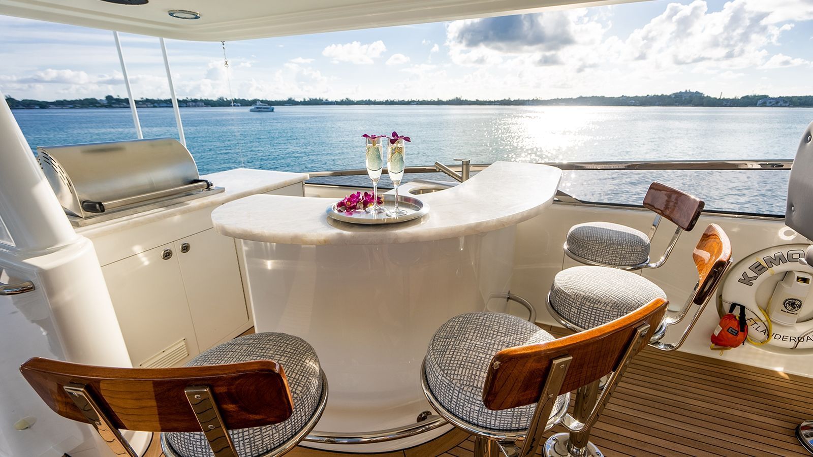 2.4 Flybridge bar with spectacular view.jpg