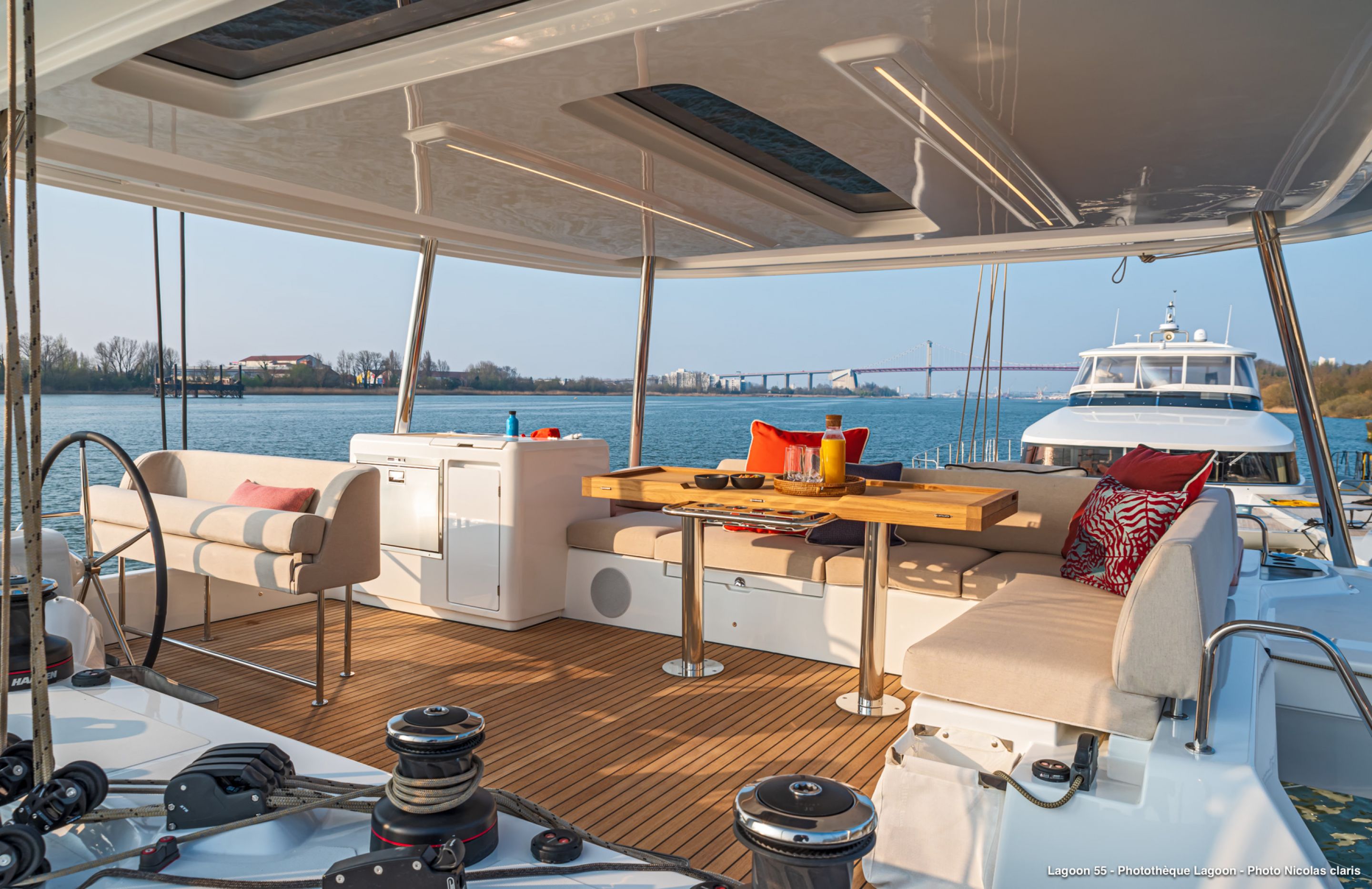 2.4 Sociable flybridge.jpg