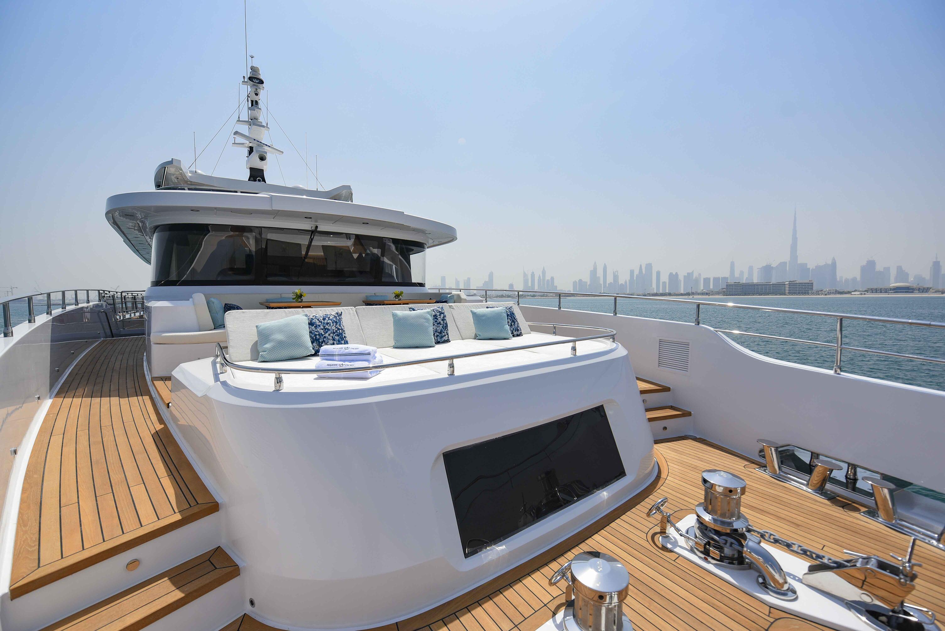 2.5 Foredeck sun pads and seating area.jpg