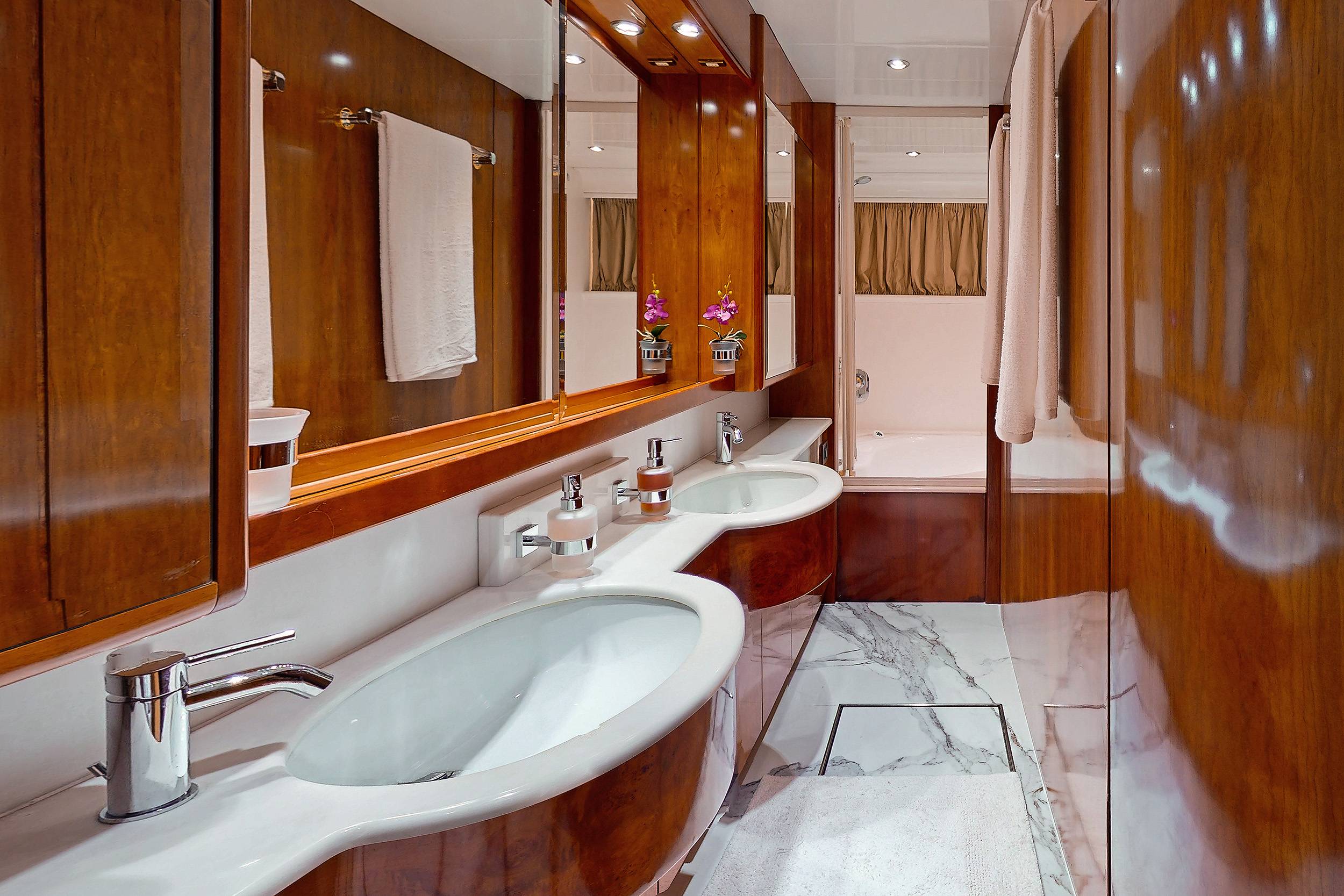 2.5 Master ensuite.jpg