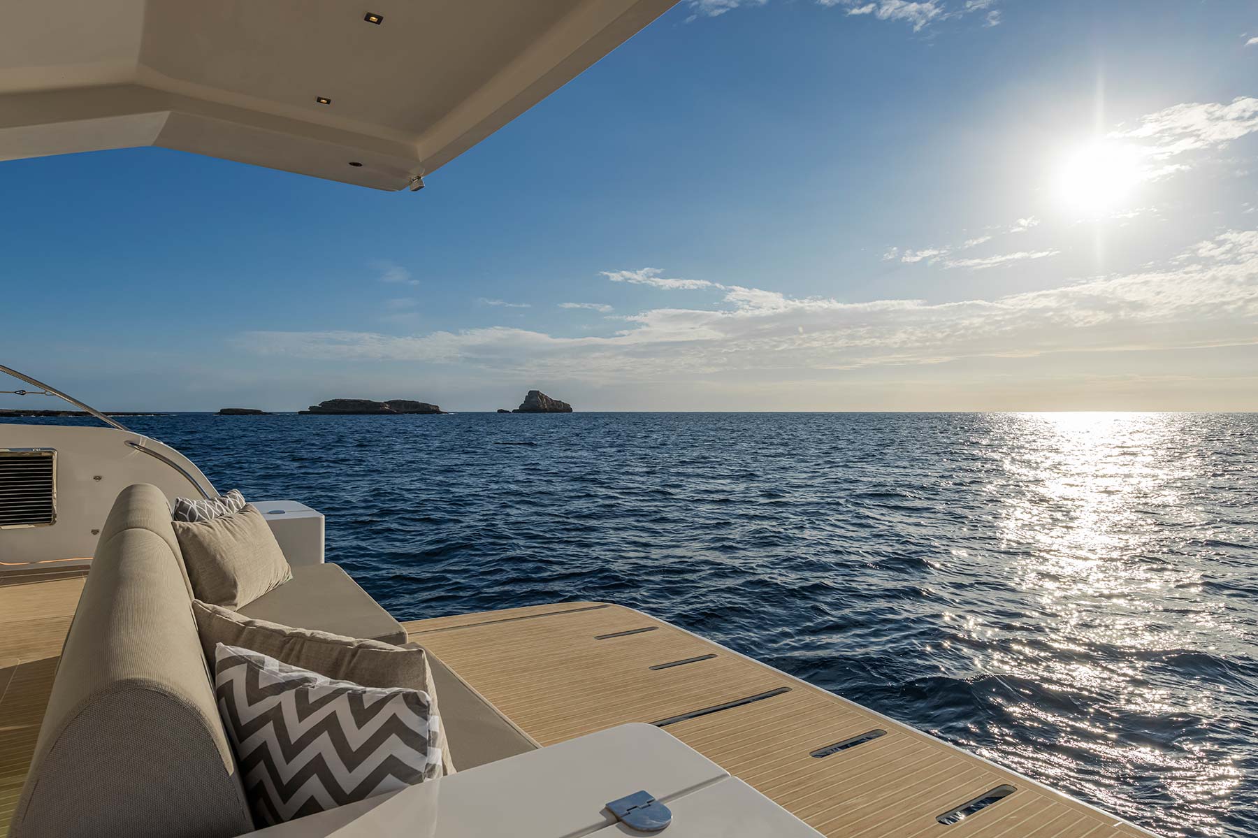 2.6 Aft facing sofa over central swim platform.jpg