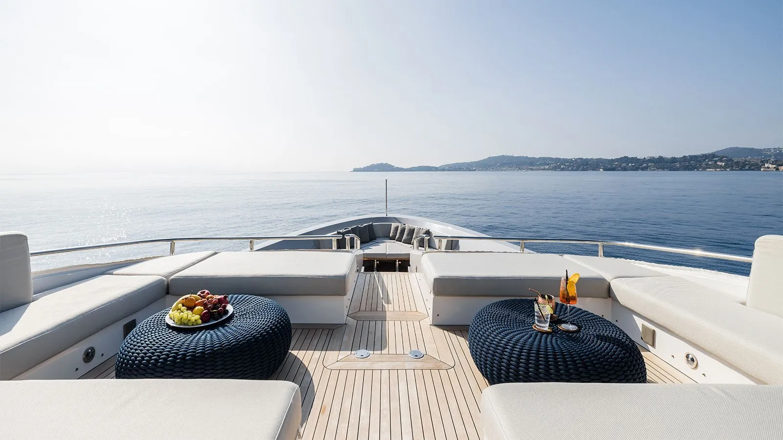 2.6 Foredeck lounge.jpg